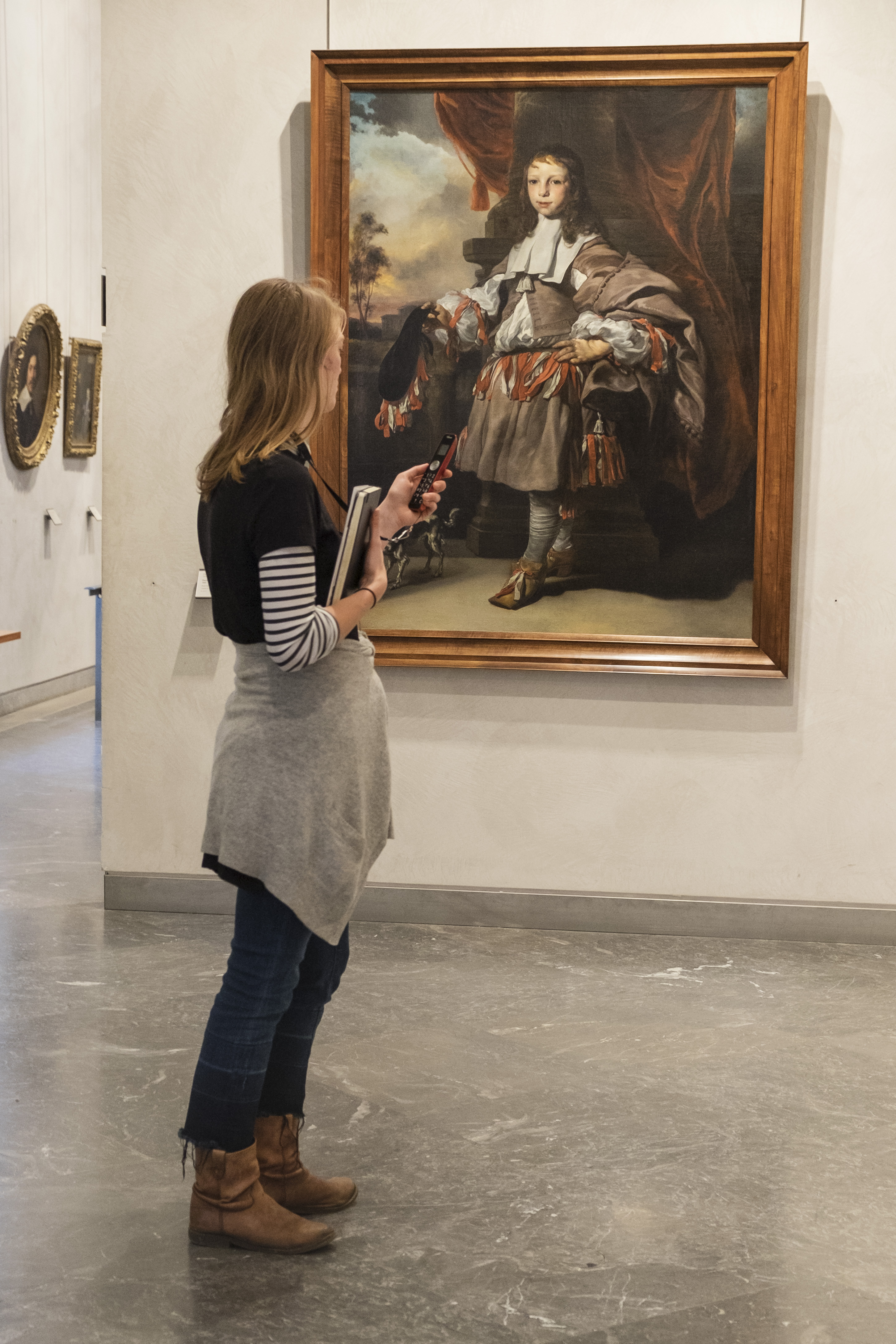 visiteuse dans le musée