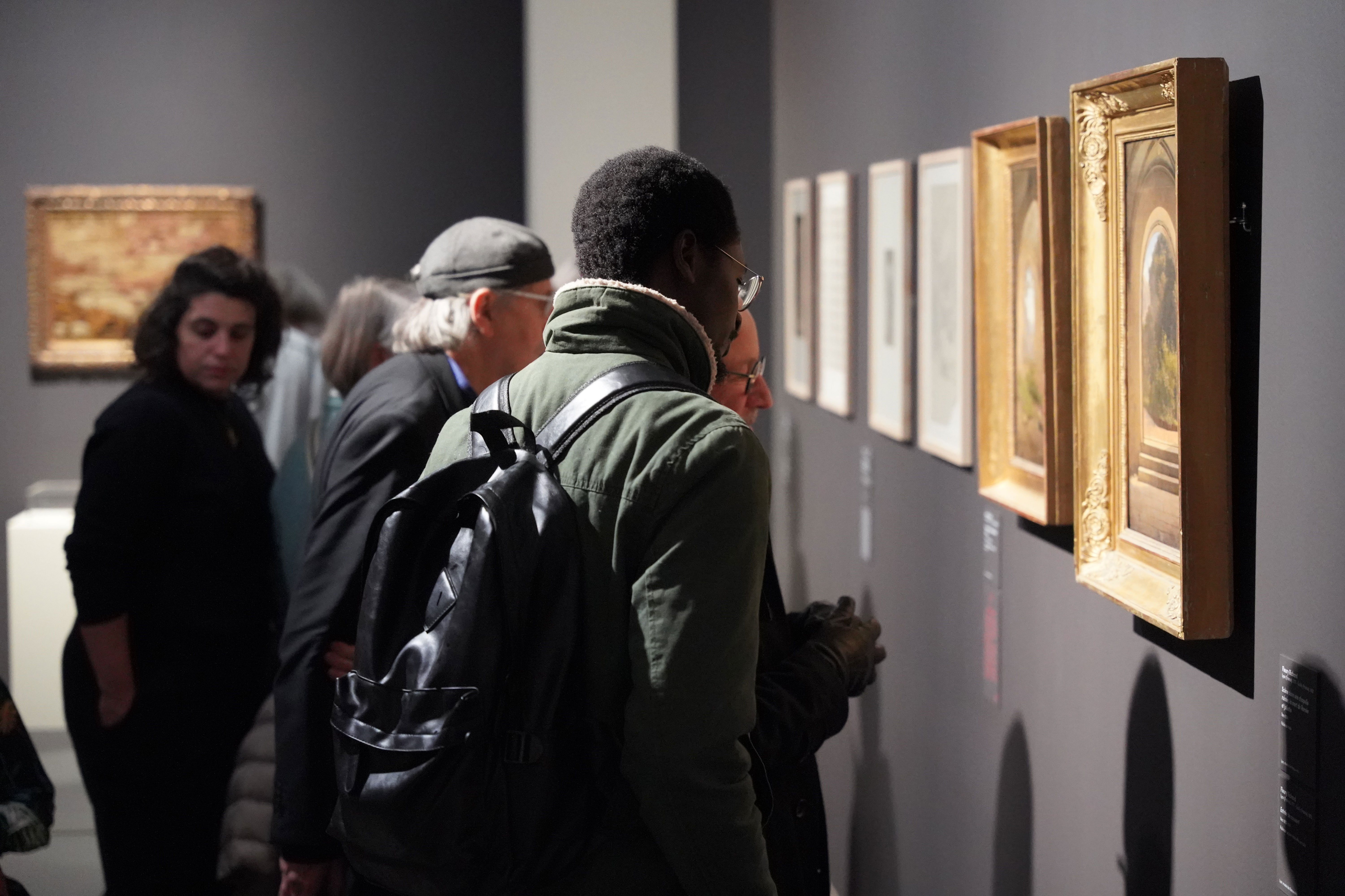 Des visiteurs dans l'exposition Formes de la ruine