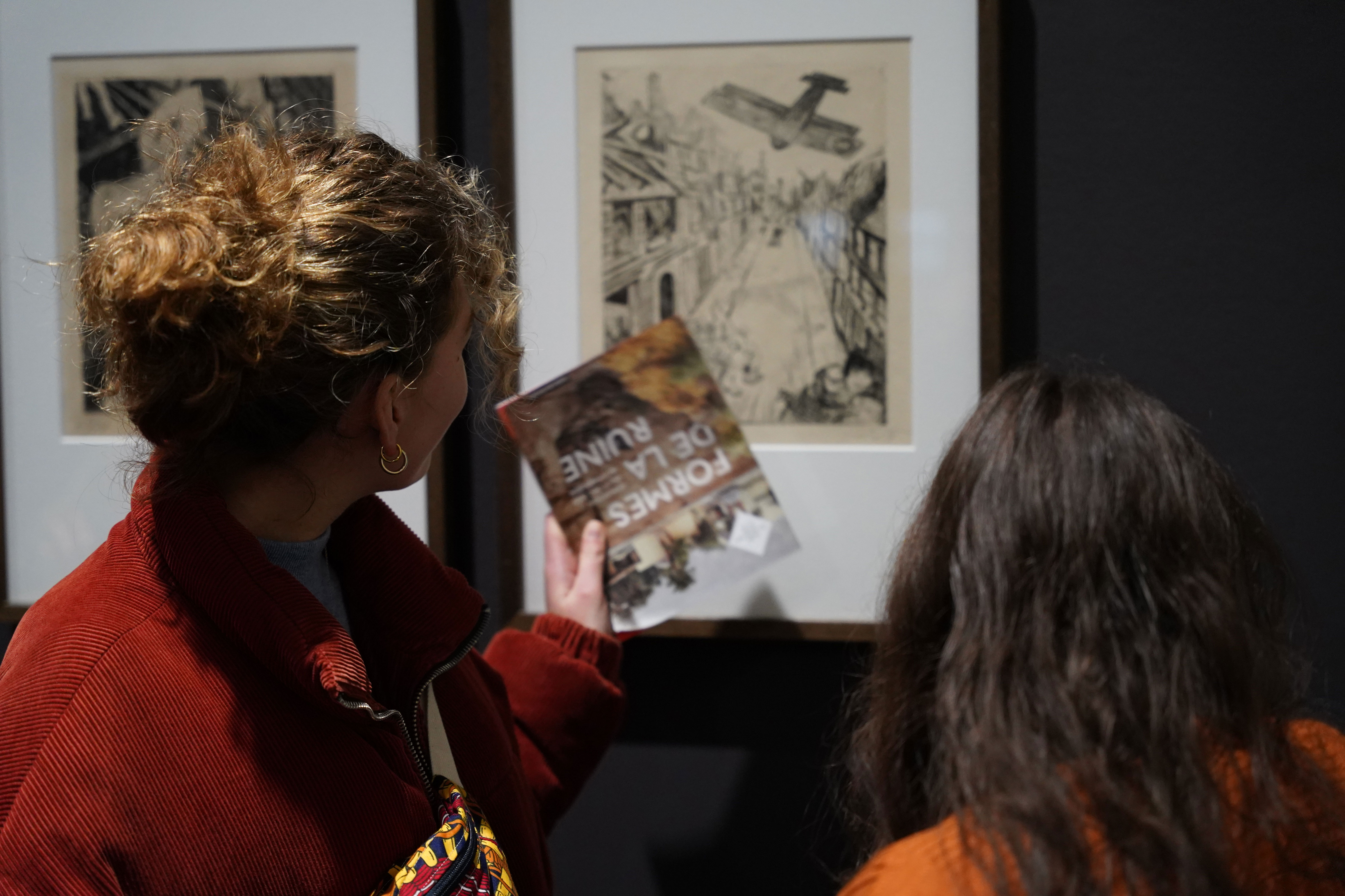 Des visiteurs dans l'exposition Formes de la ruine