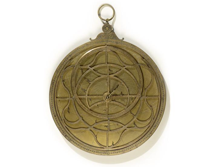 Jean Naze, Astrolabe planisphérique , 1553, laiton doré, H. 24; L. 20,5 cm, Lyon, MBAL, Inv. 1966 - Image © Lyon MBA - Photo Alain Basset