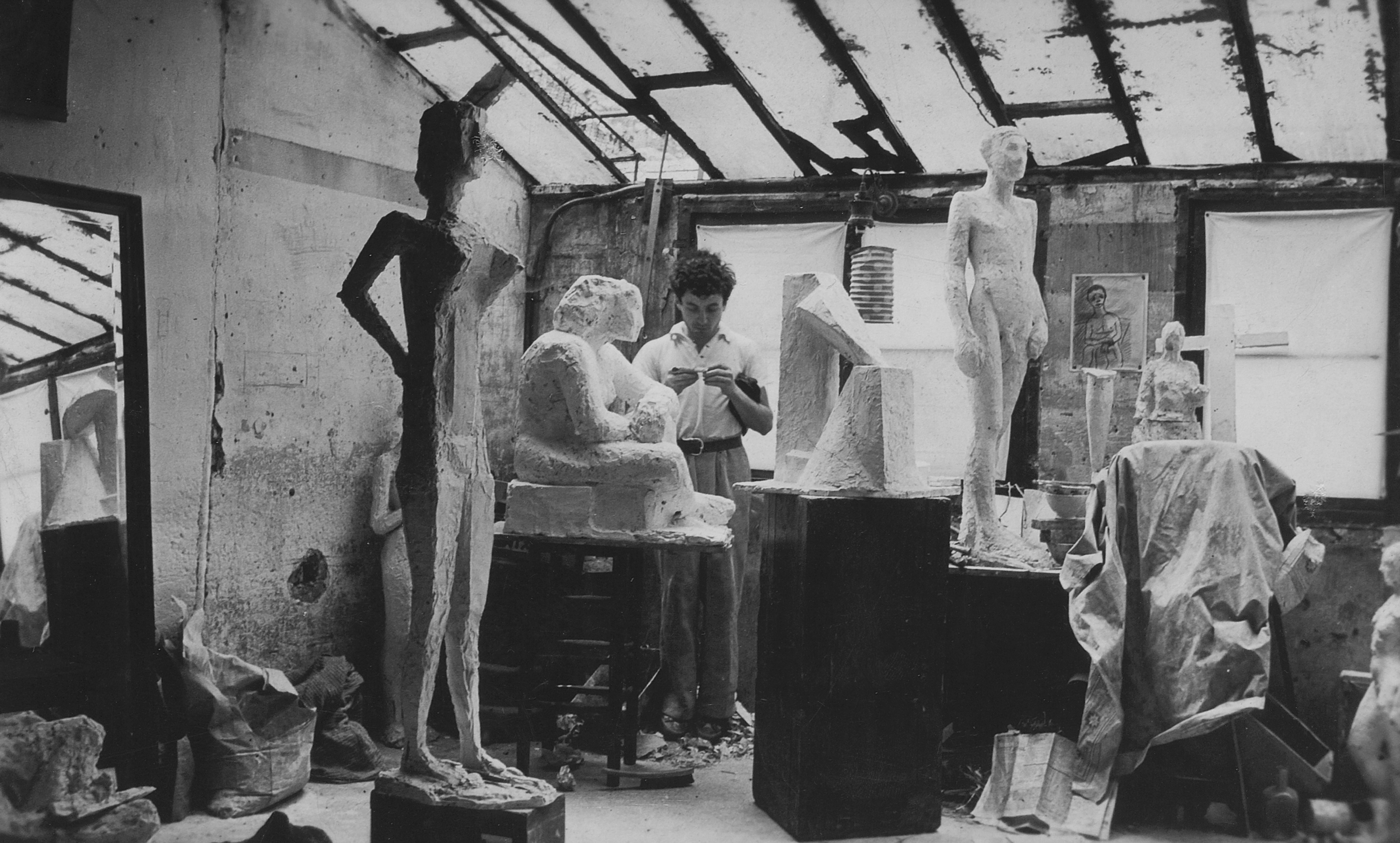 etienne-martin_dans_son_atelier_au_11_rue_du_pot-de-fer_en_1934