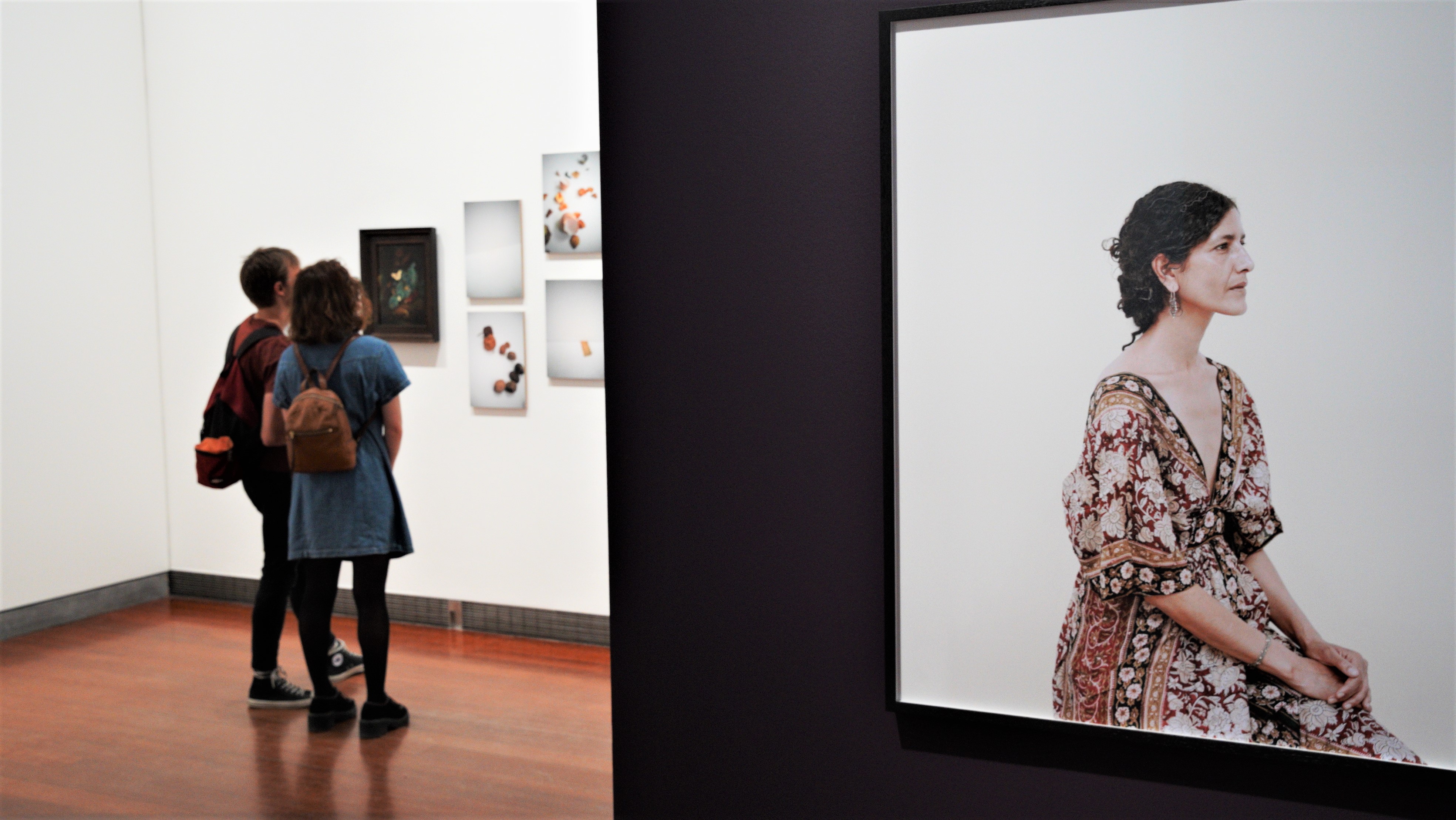 visiteurs dans l'exposition Eric Poitevin. Invité