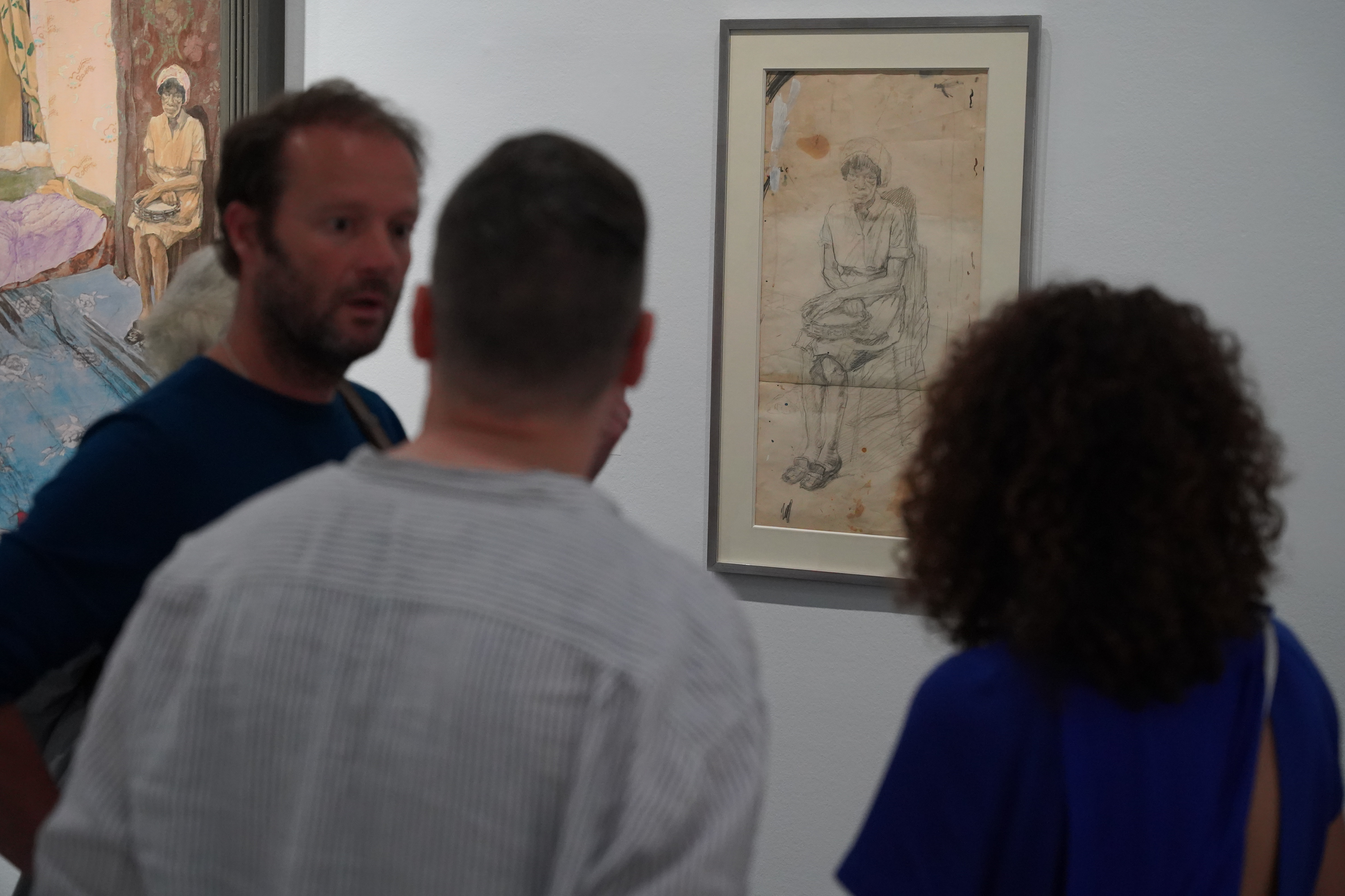 Des visiteurs dans l'exposition Robert Guinan