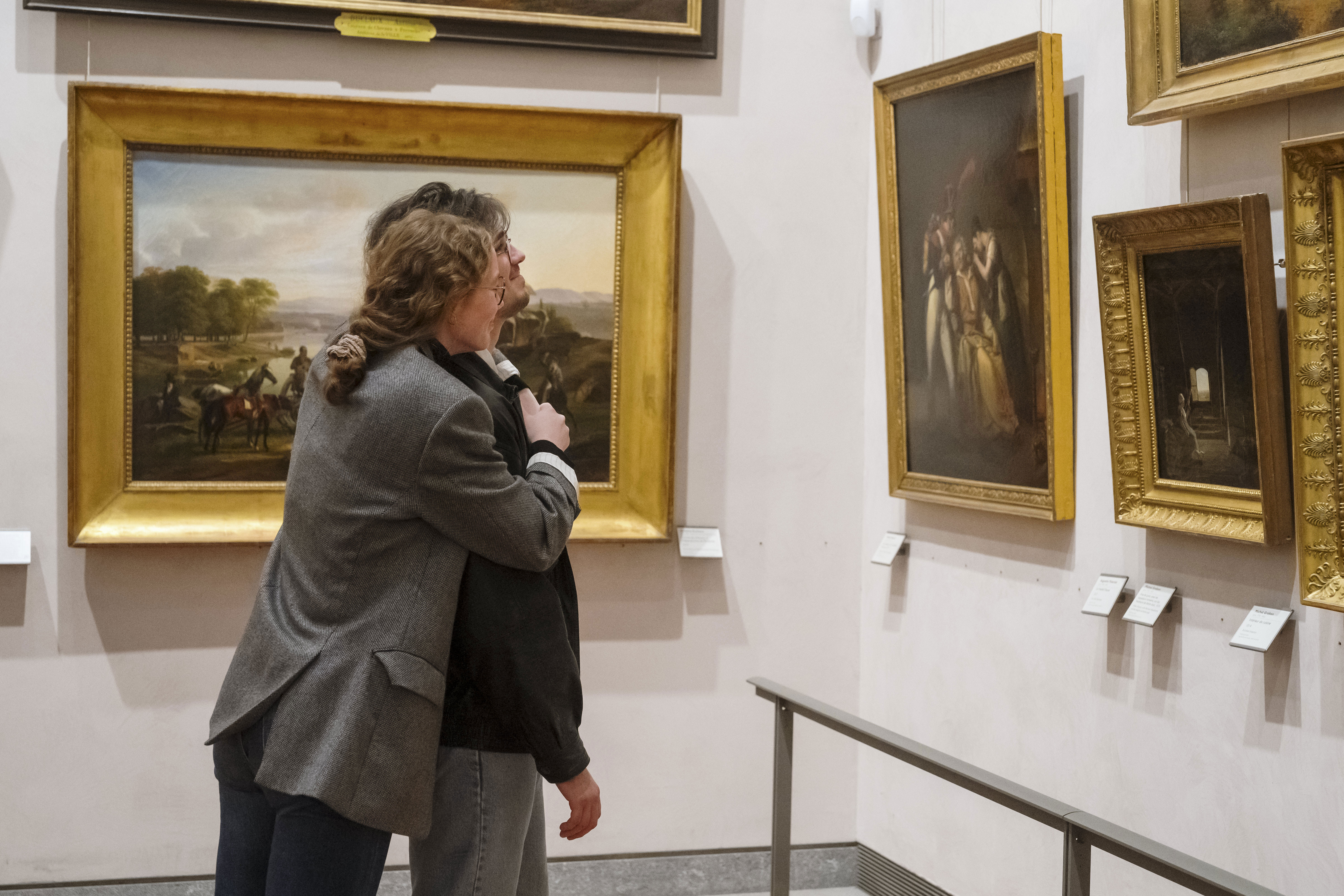 Des visiteurs dans le musée