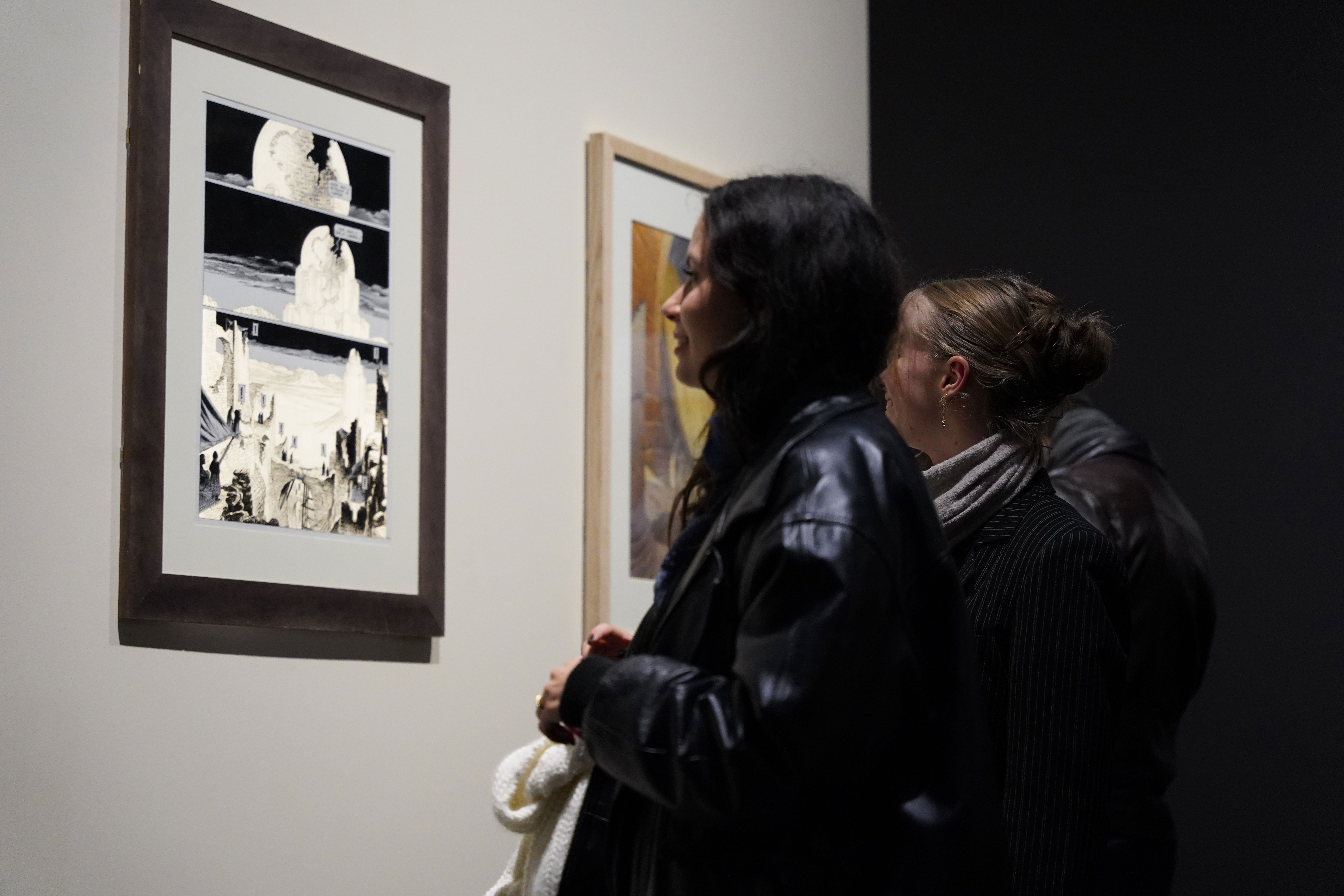 Des visiteurs dans les salles de l'exposition Formes de la ruine