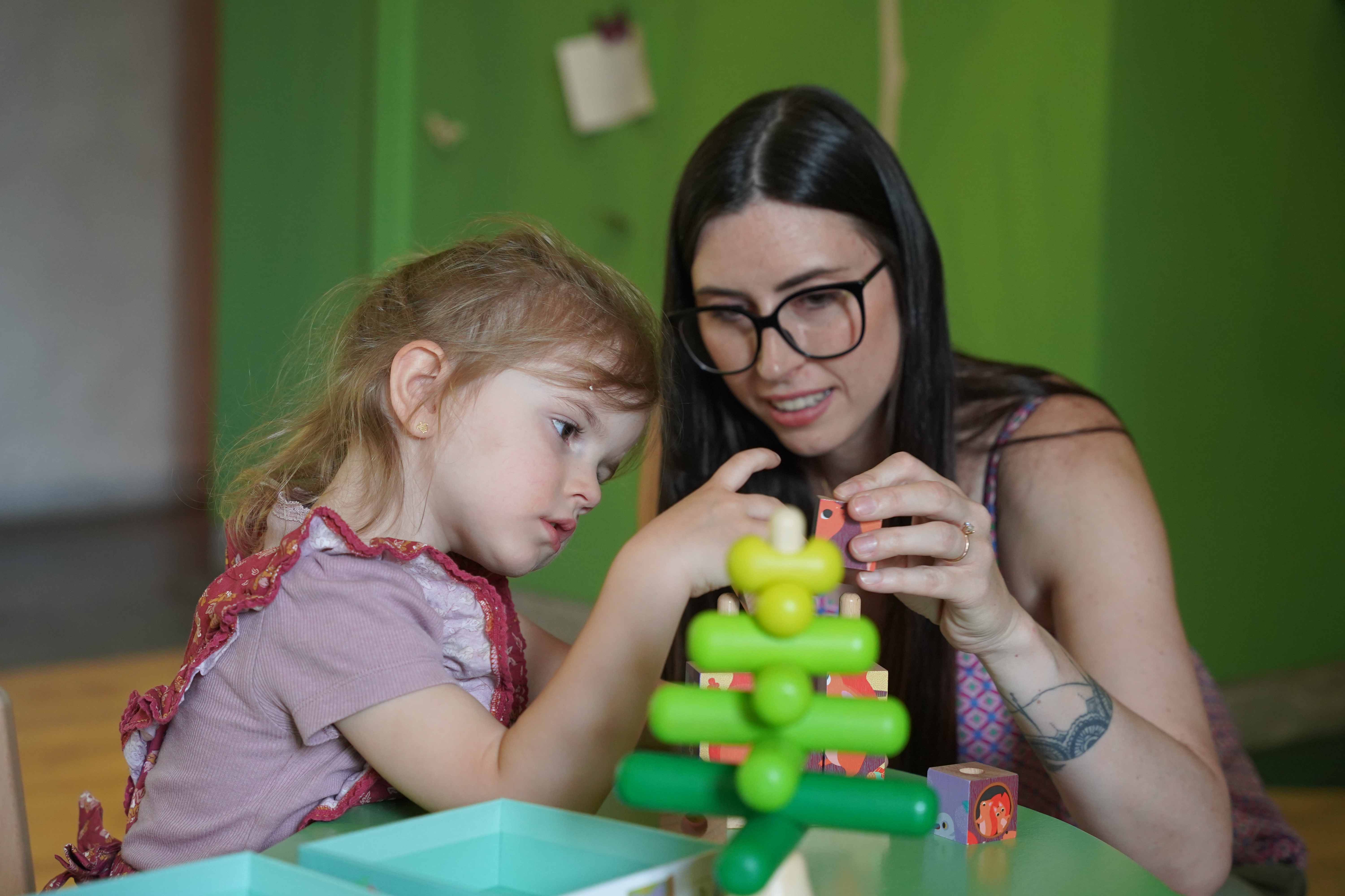 maman et petite fille joue dans la cabane