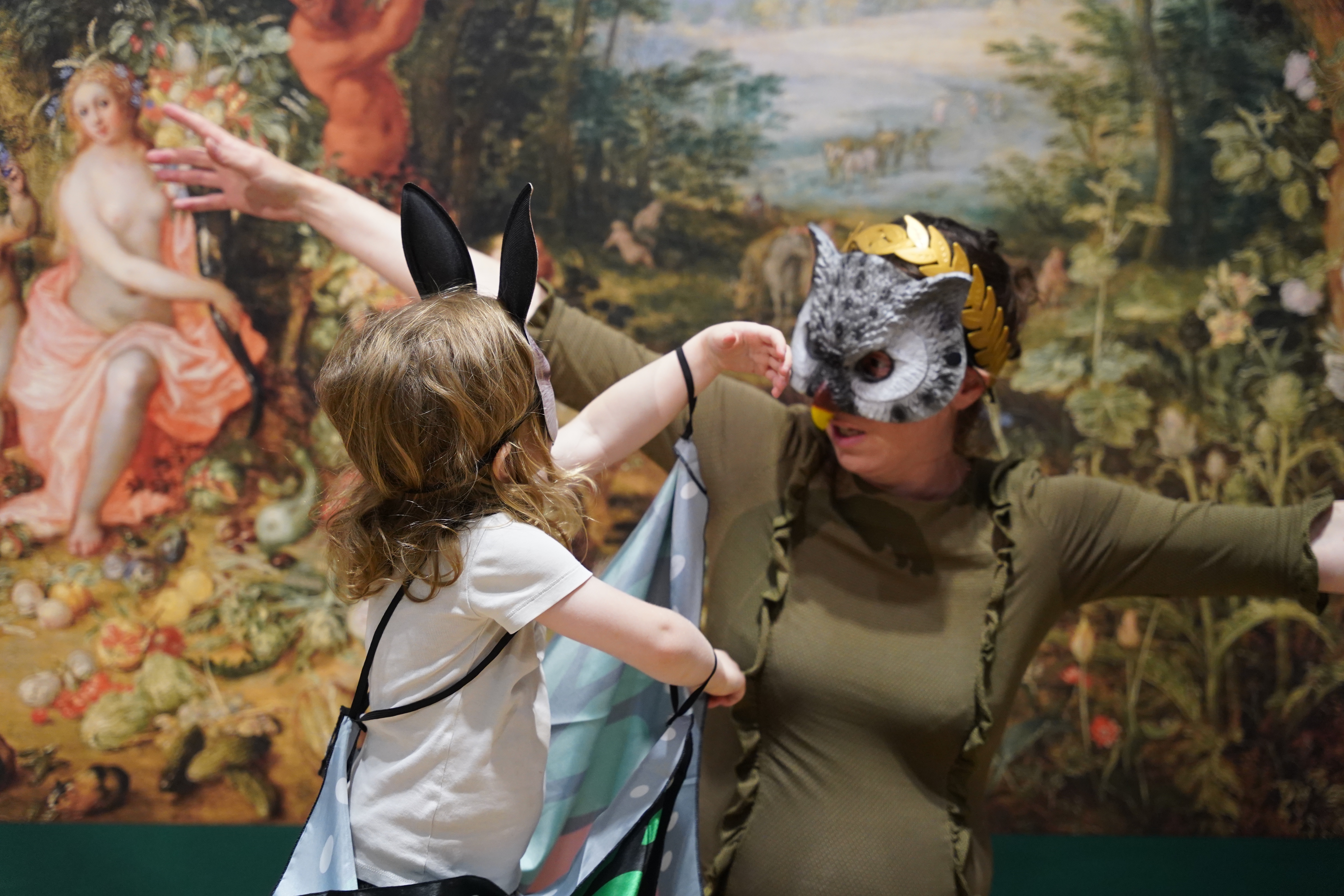 Maman et sa fille jouant déguisées devant La Terre de Brueghel