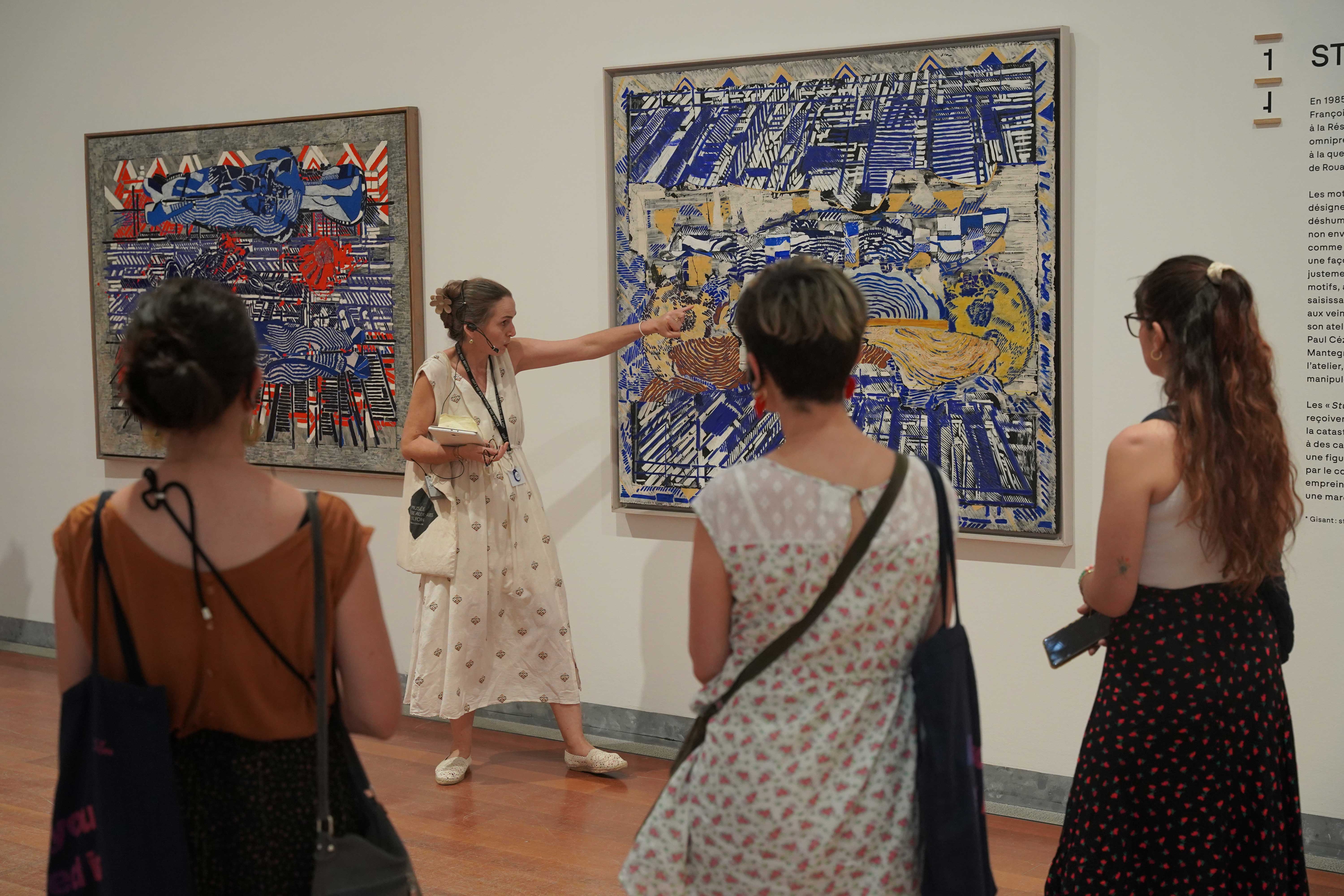 Visiteurs dans l'exposition Rouan