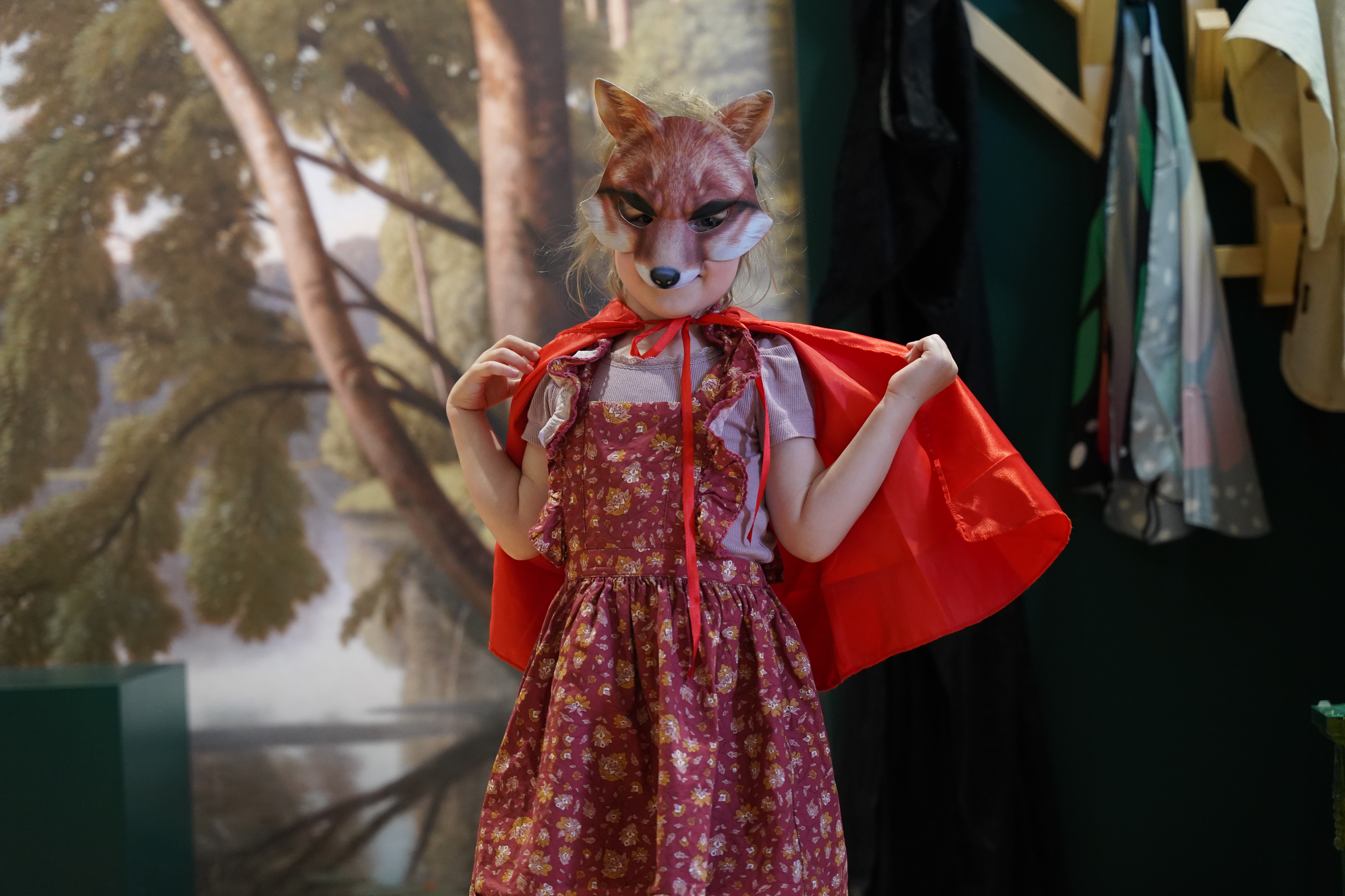 petite fille déguisée avec un masque de renard