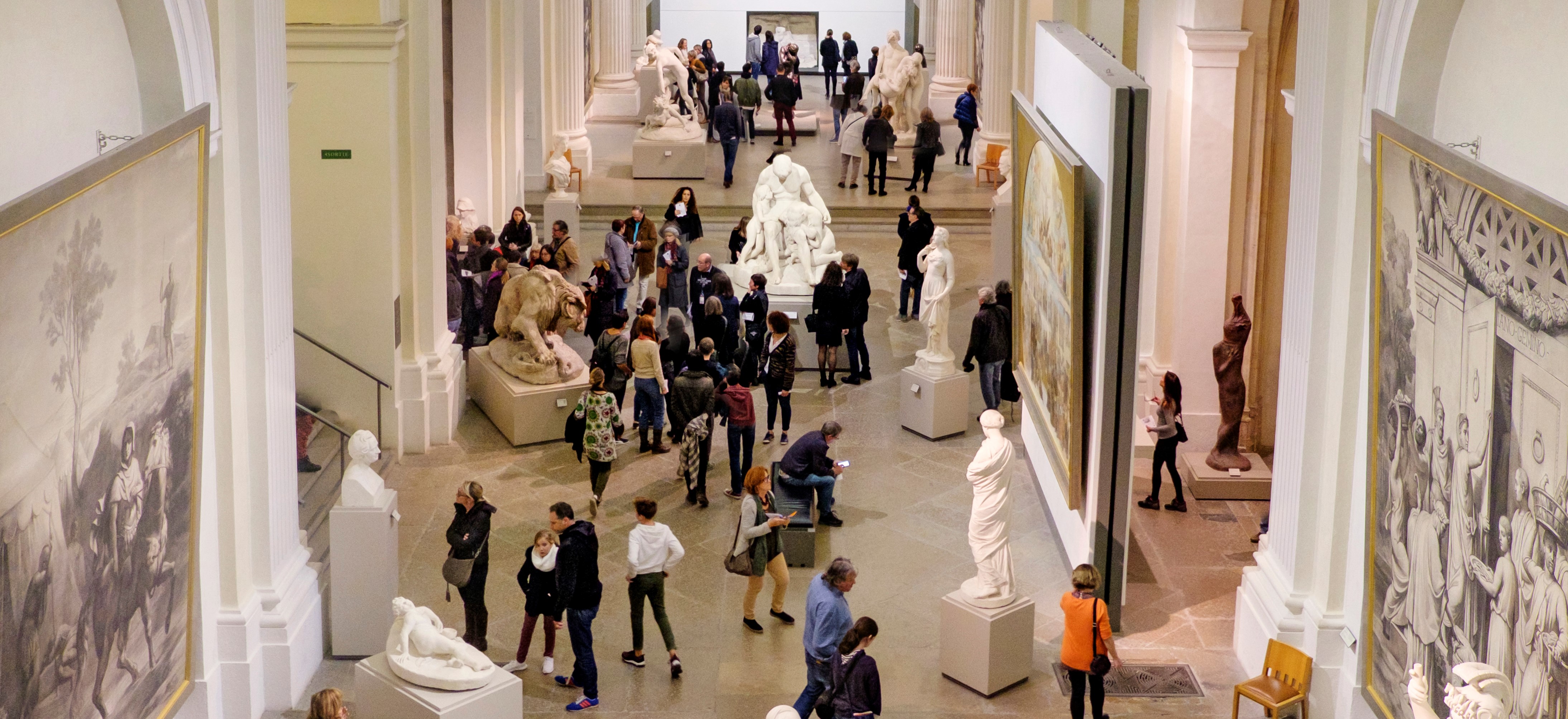 visiteurs dans la chapelle