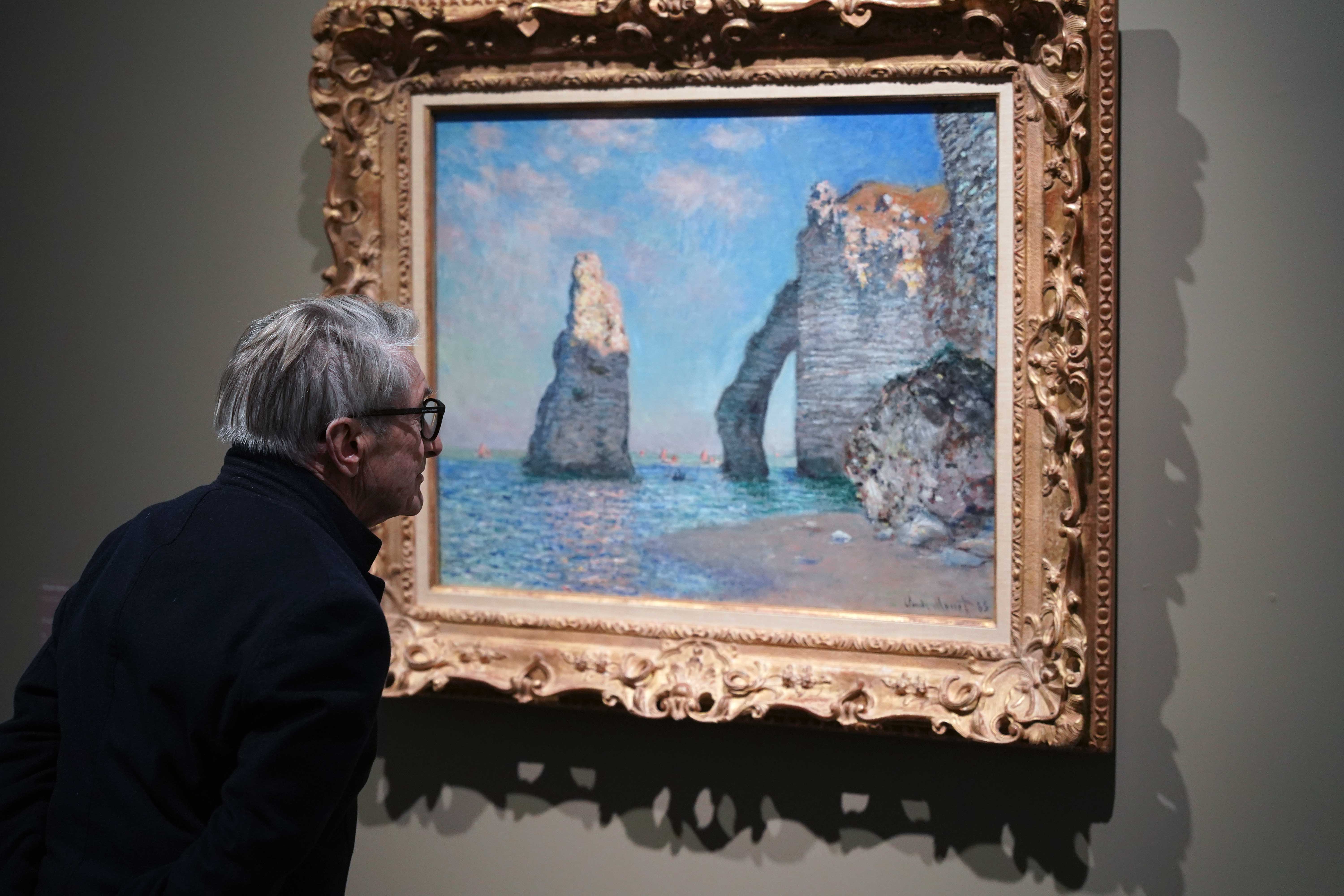 Visiteur dans l'exposition Etretat