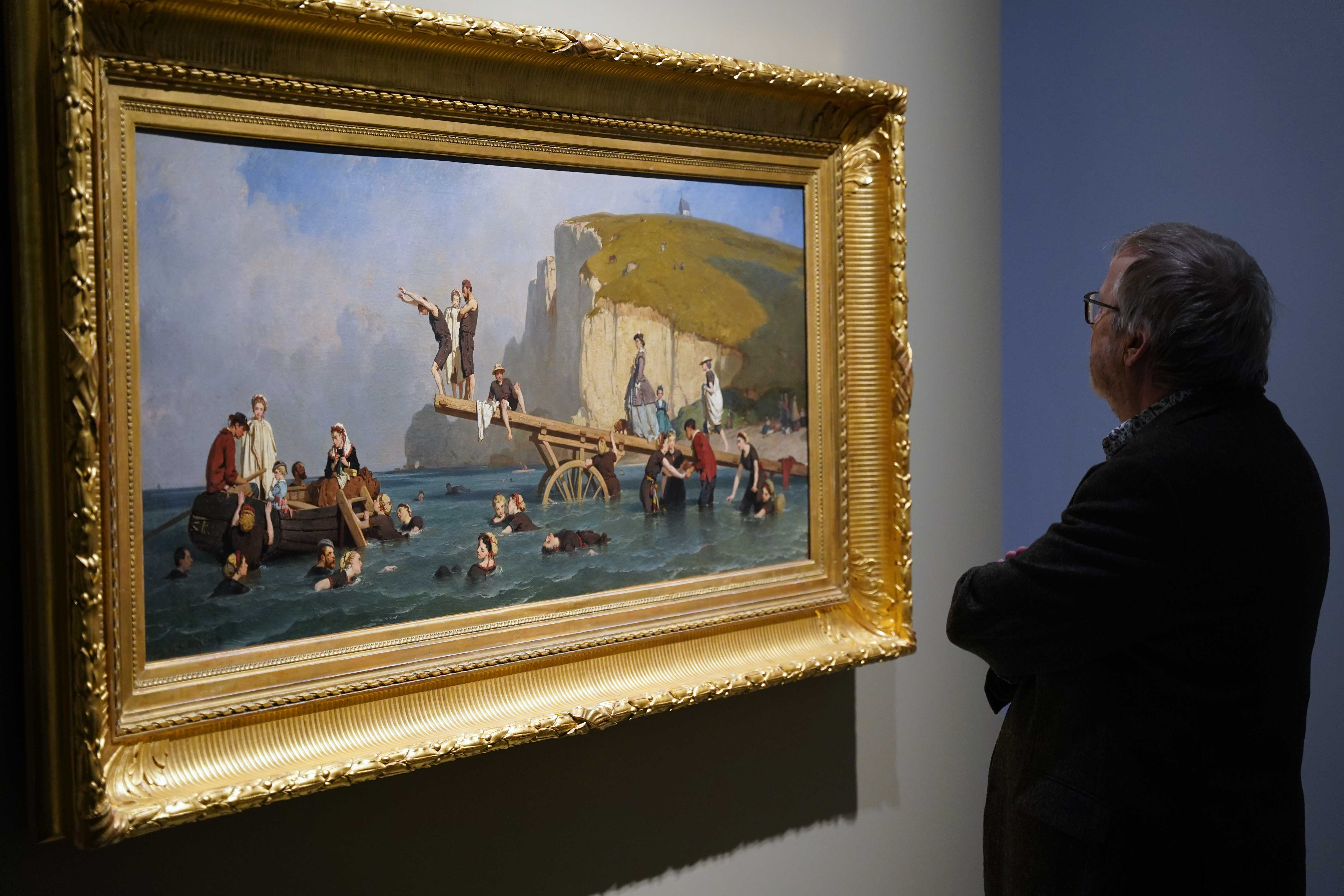 Visiteur dans l'exposition Etretat