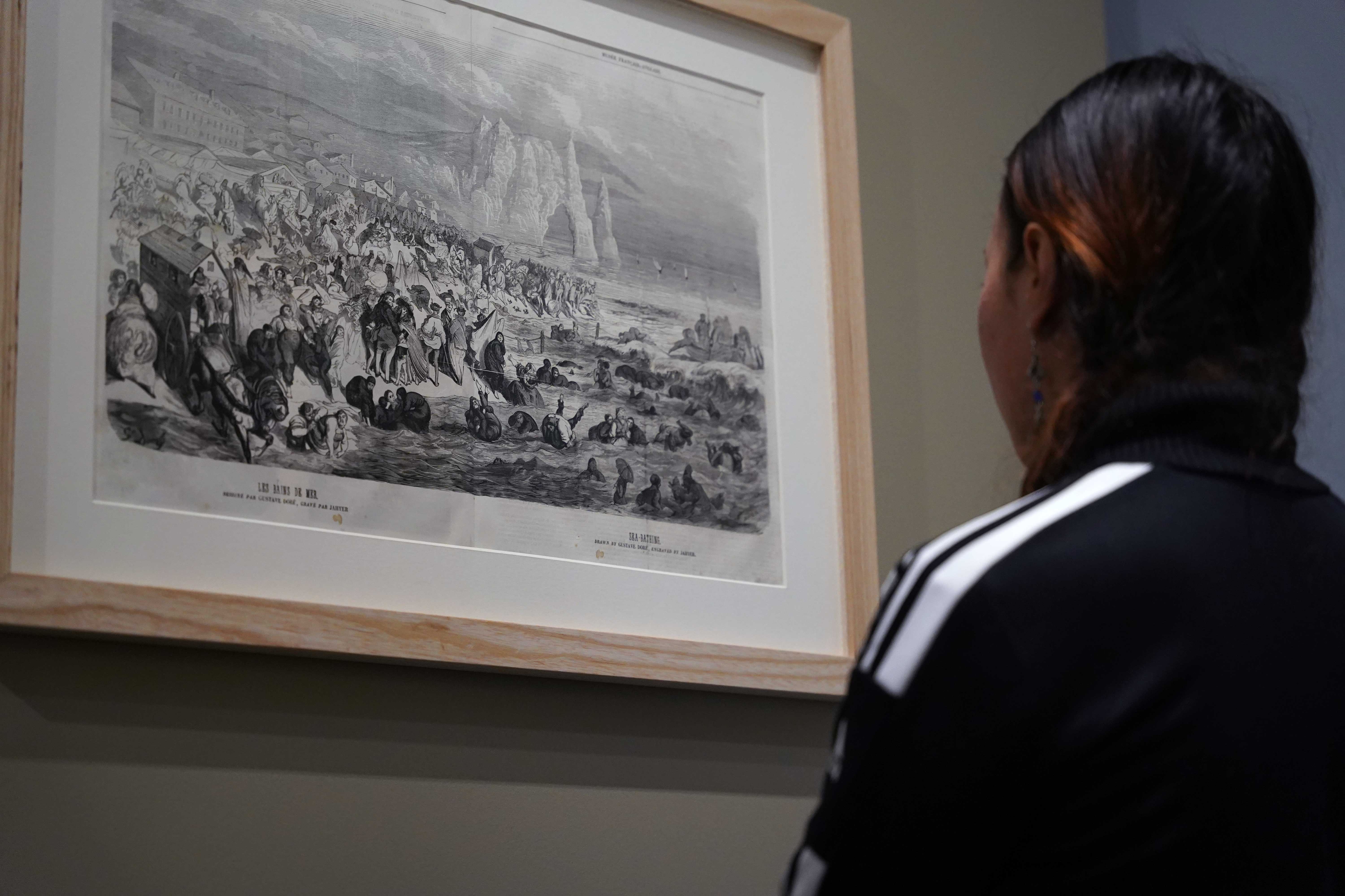 Visiteur dans l'exposition Etretat