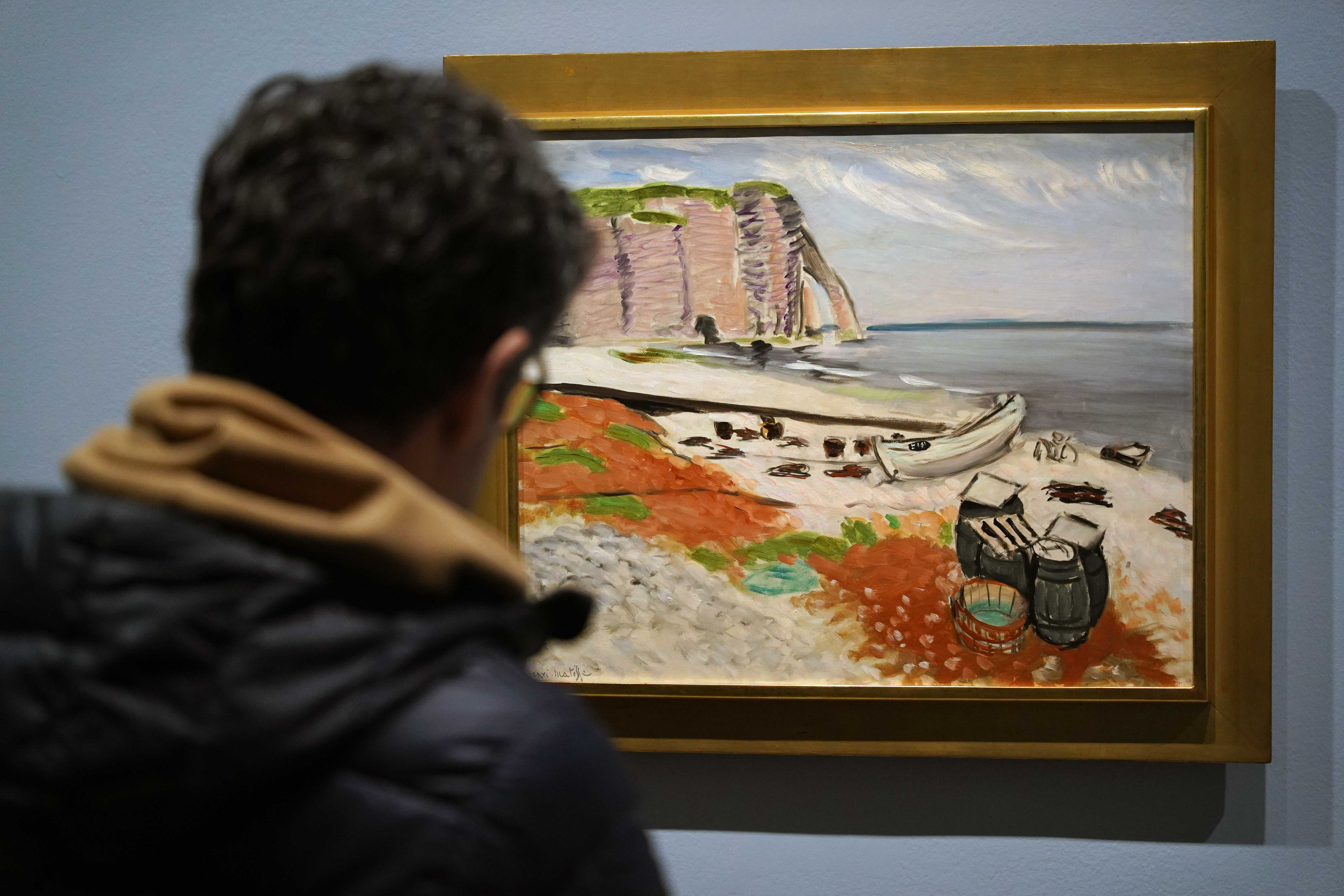 Visiteur dans l'exposition Etretat