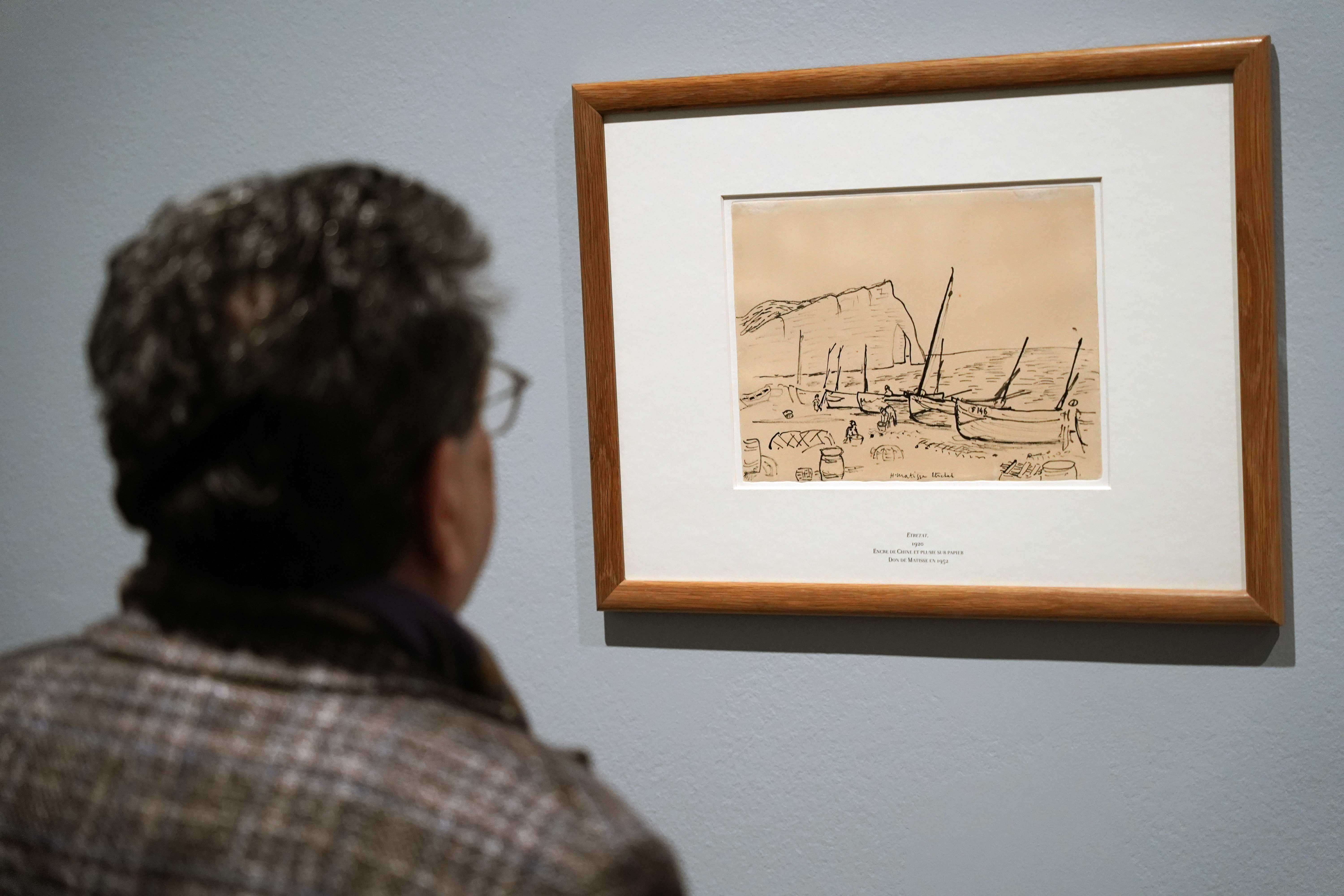 Visiteur dans l'exposition Etretat