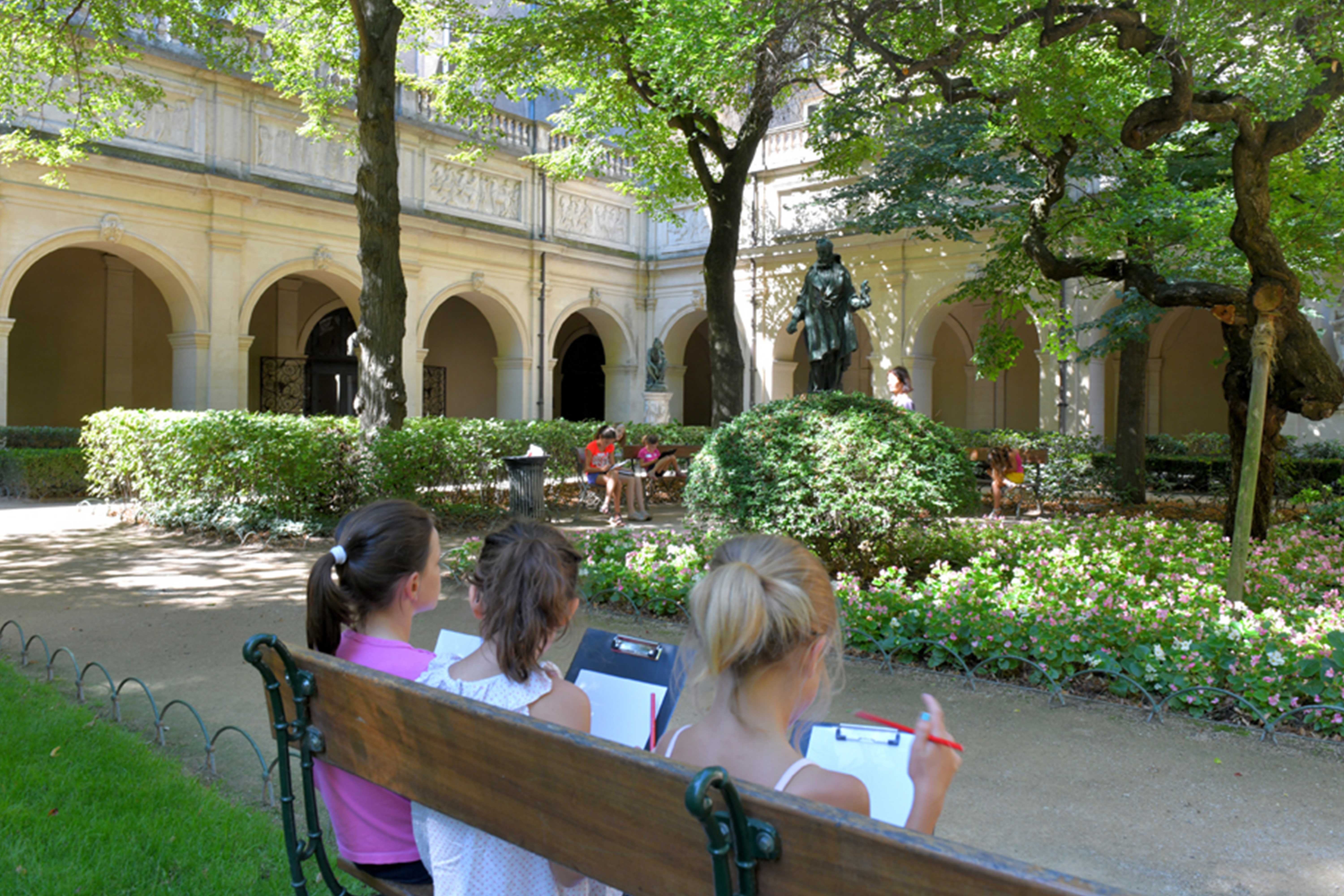 Enfants dans le jardin