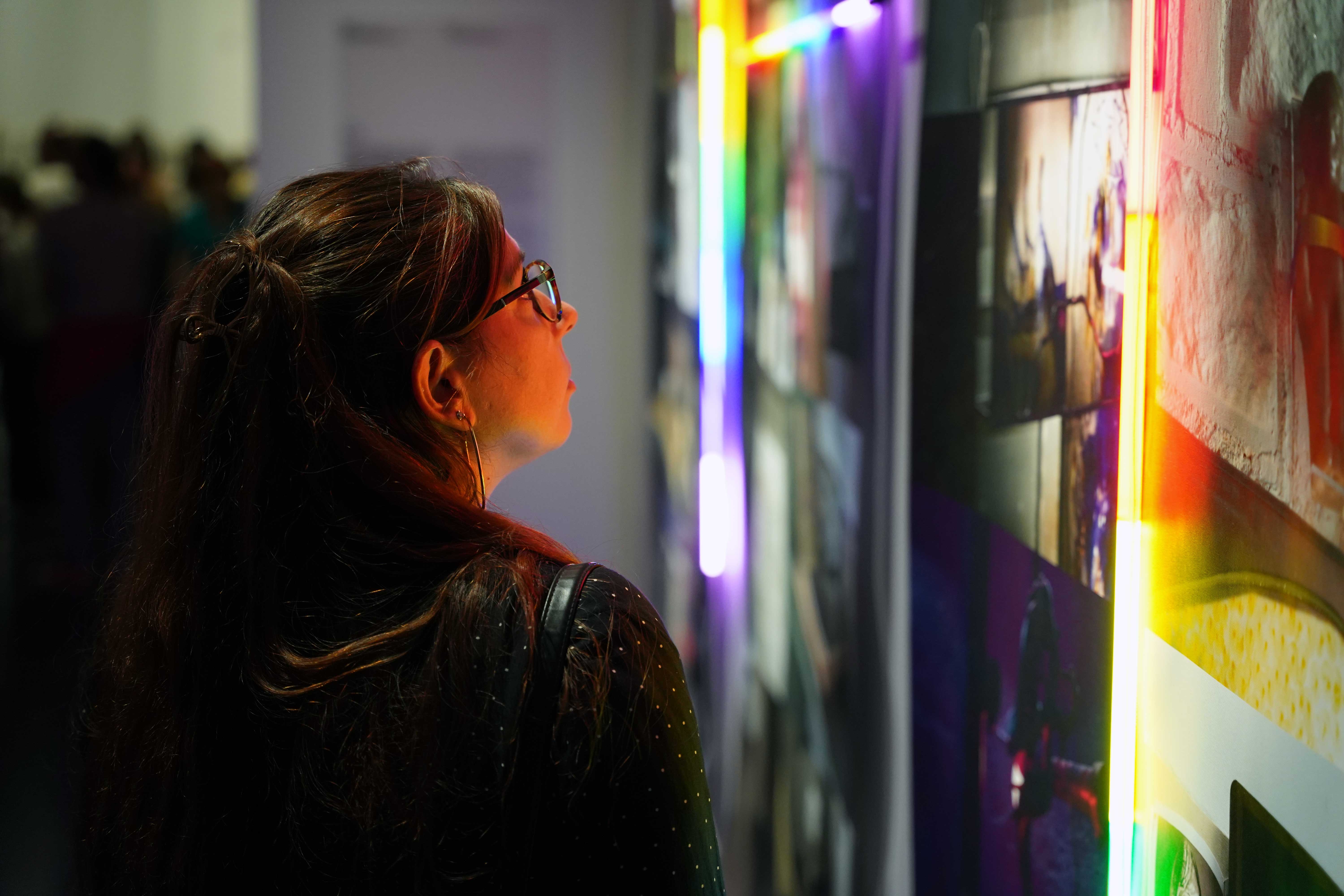 Un visiteur devant une oeuvre de Sarkis