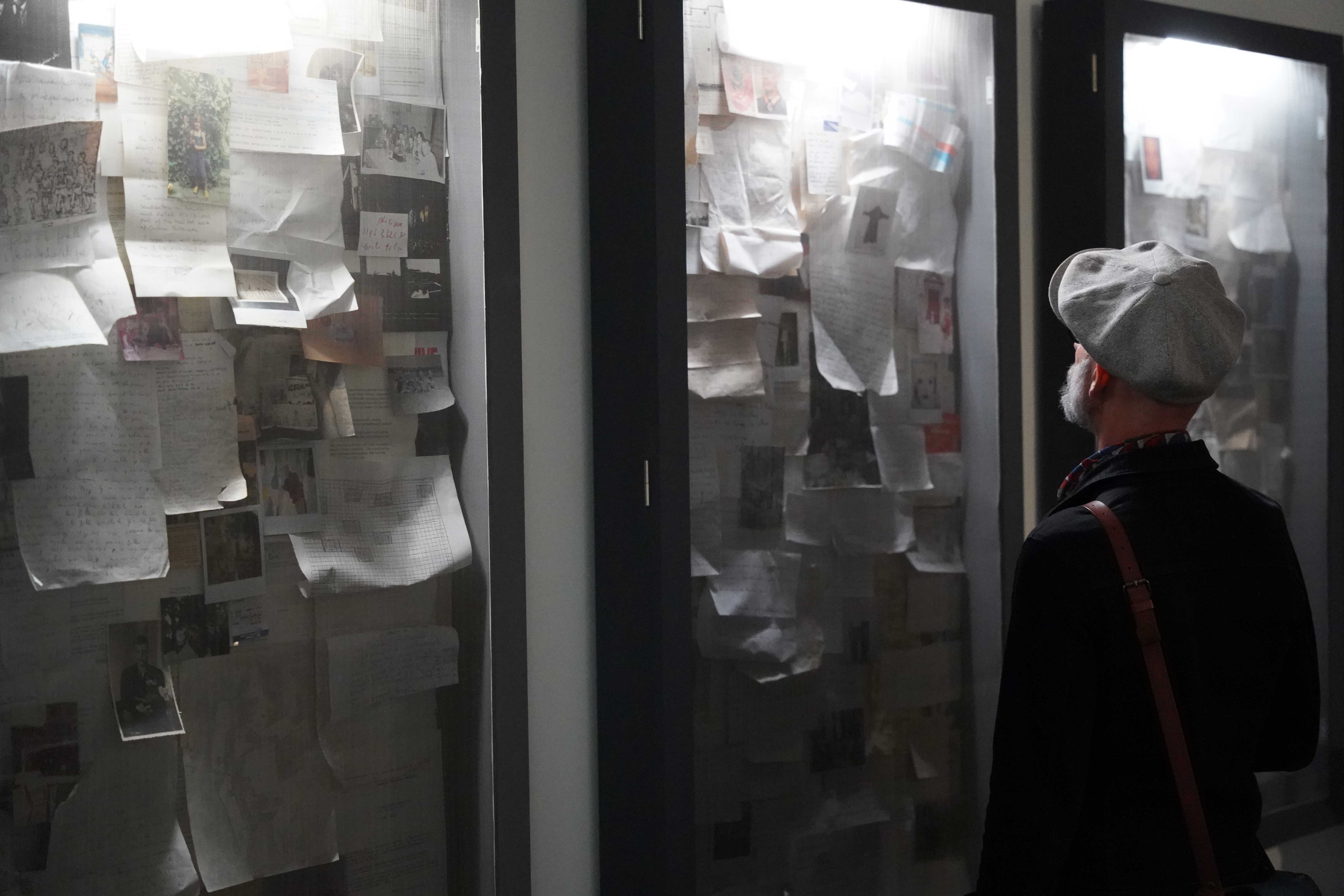 Visiteurs devant des oeuvres de Boltanski