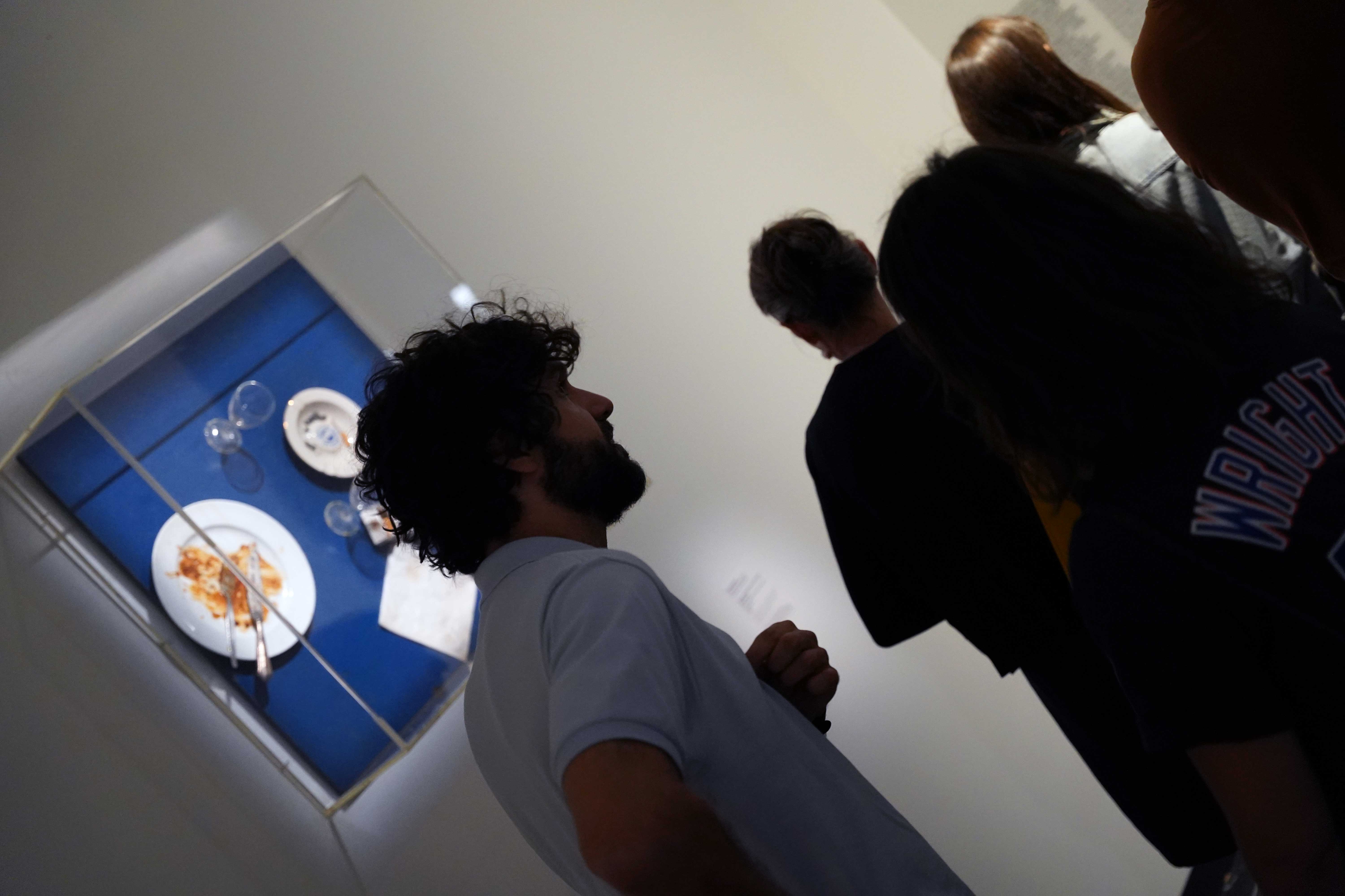 Visiteurs devant une oeuvre de Daniel Spoerri