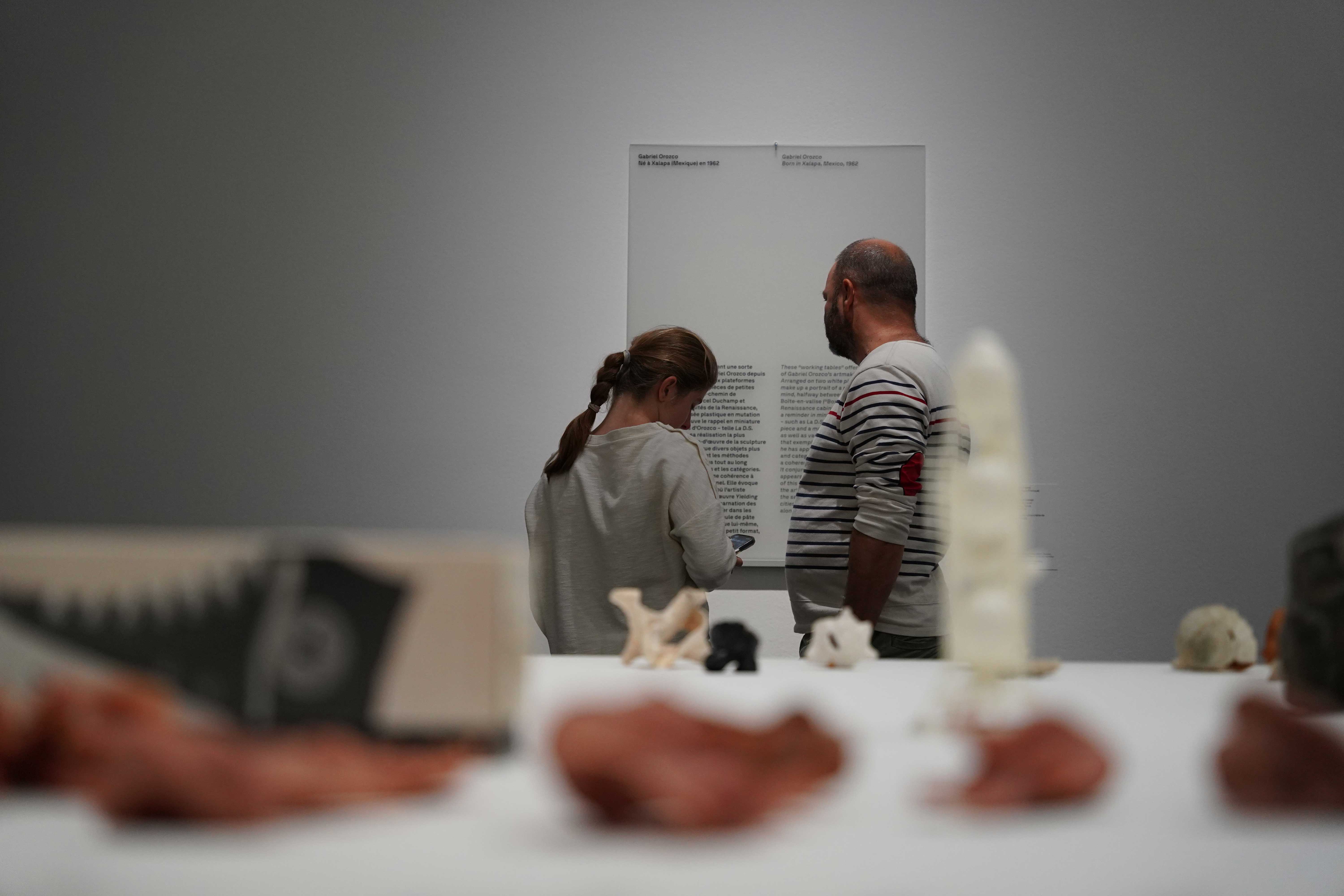 Visiteurs devant les oeuvres d'Orozco