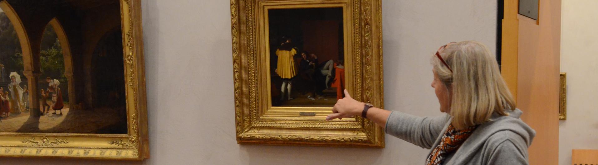 une médiatrice en visite devant le tableau du peintre Ingres