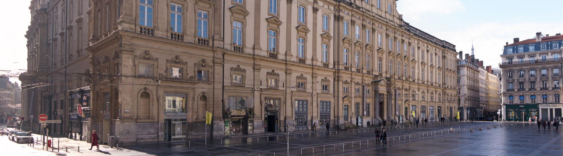 Façade du musée place des Terreaux le matin