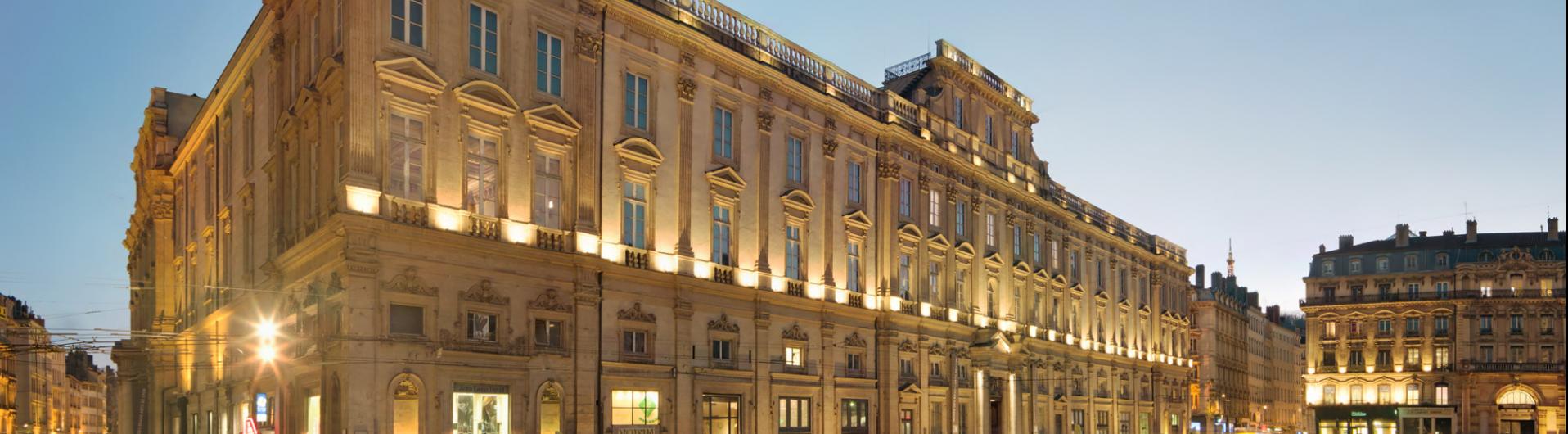 façade du musée de nuit, place des Terreaux