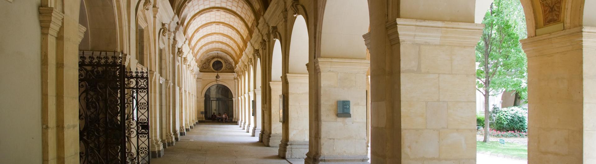 Arcades du cloître du musée