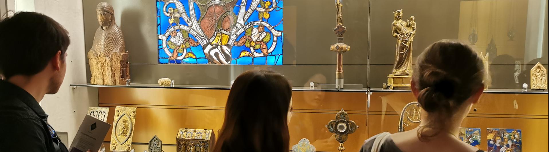 visiteurs dans le musée