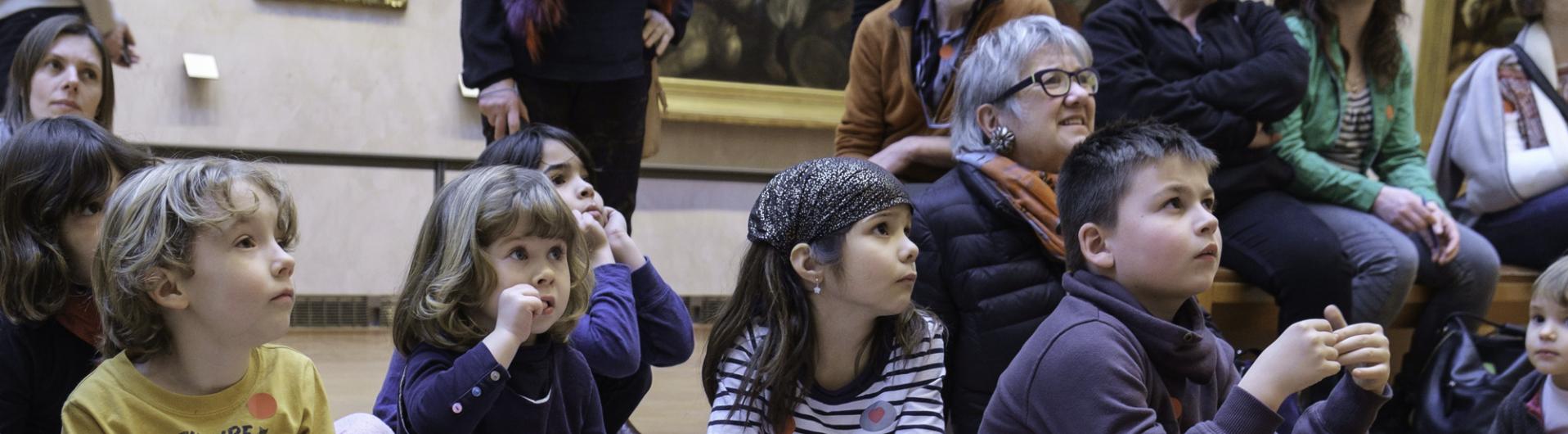 Des enfants devant une oeuvre