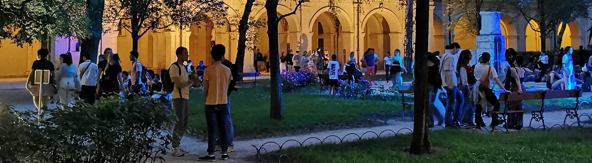 Nocturne étudiante jardin