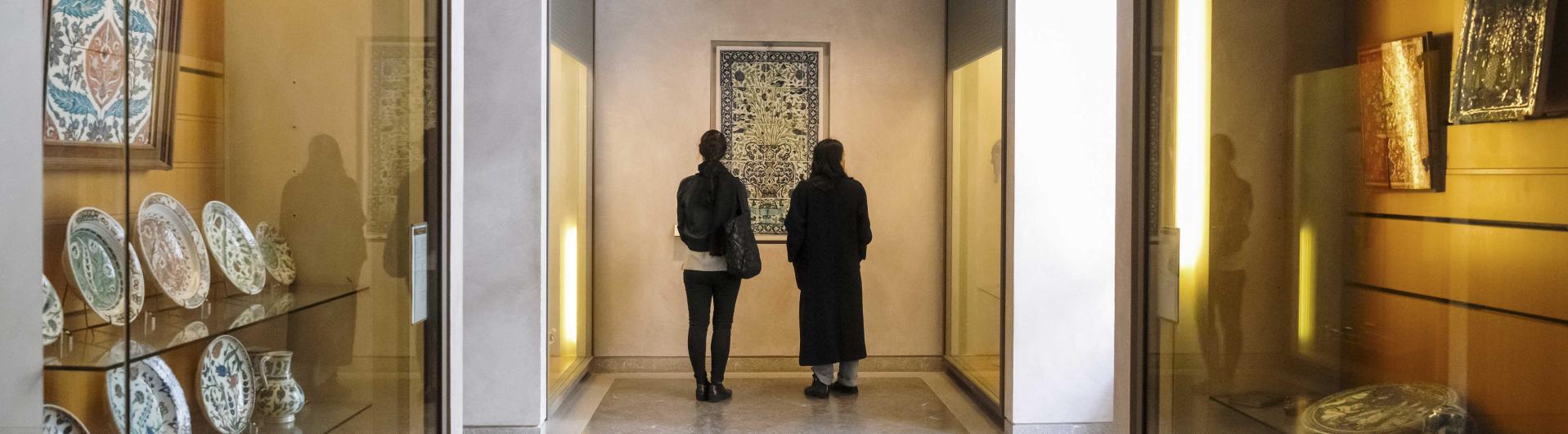 Des visiteurs dans les collections