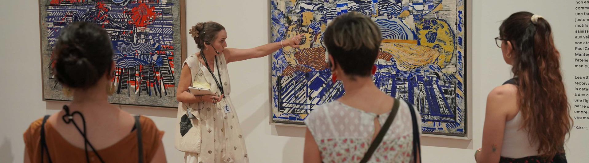 Visiteurs dans l'exposition Rouan