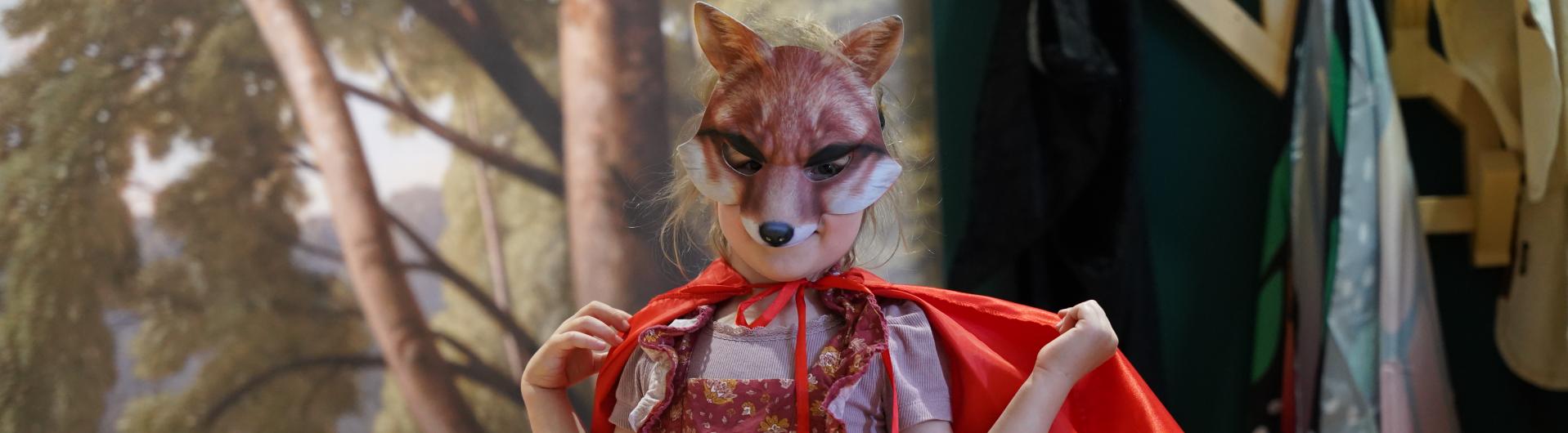 petite fille déguisée avec un masque de renard
