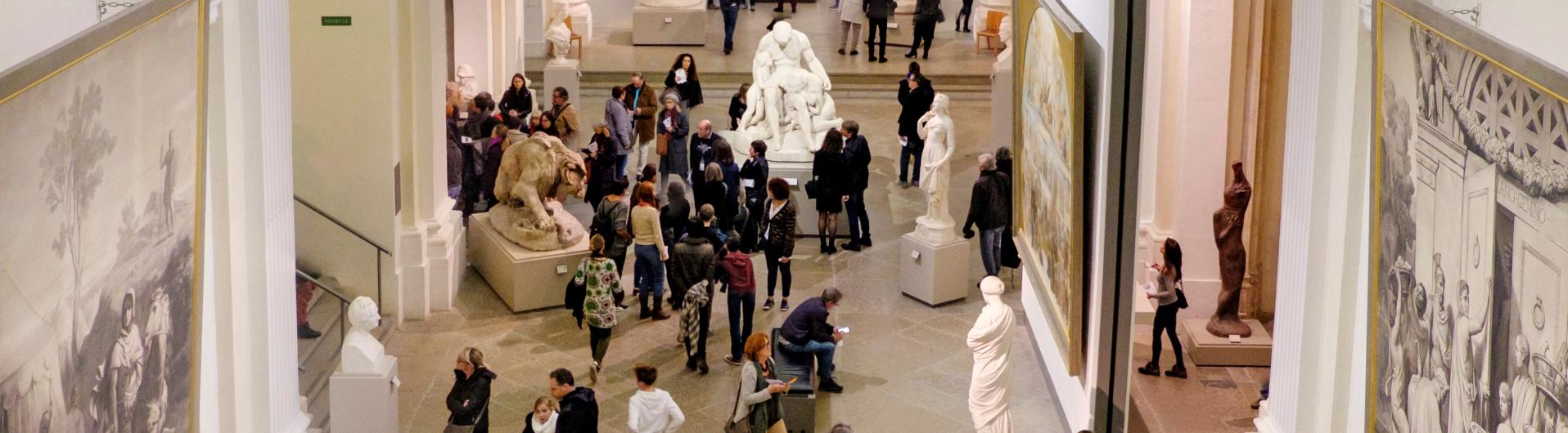 visiteurs dans la chapelle