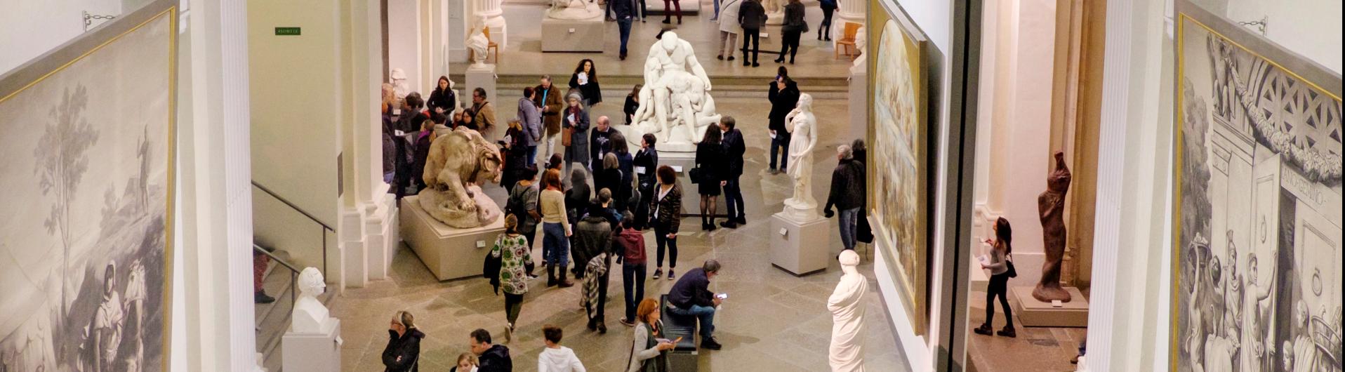 visiteurs dans la chapelle