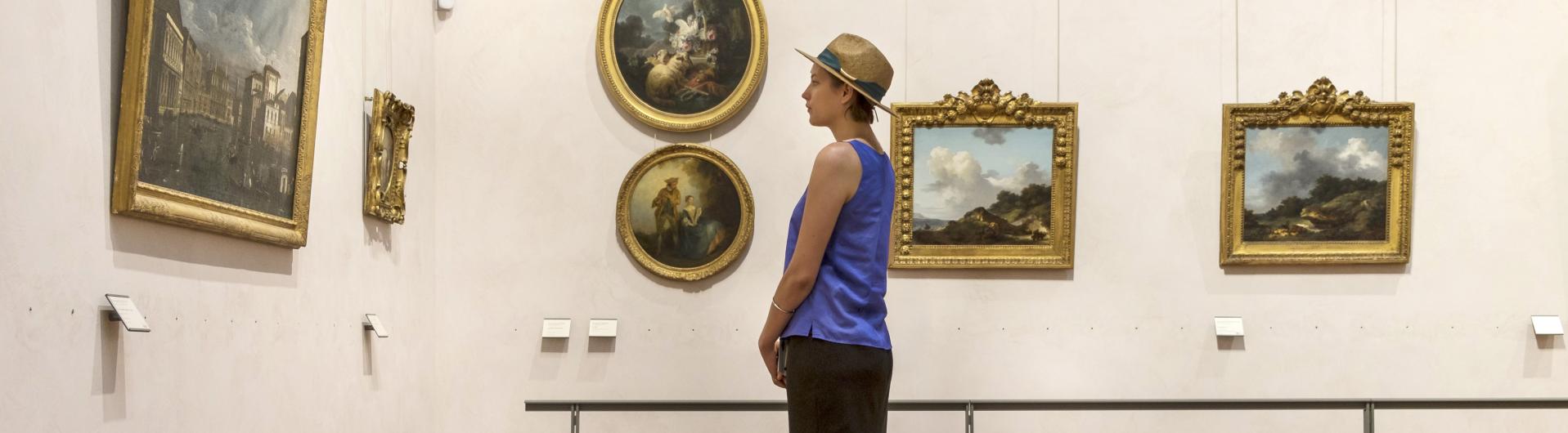 Visiteuse dans les salles de peintures