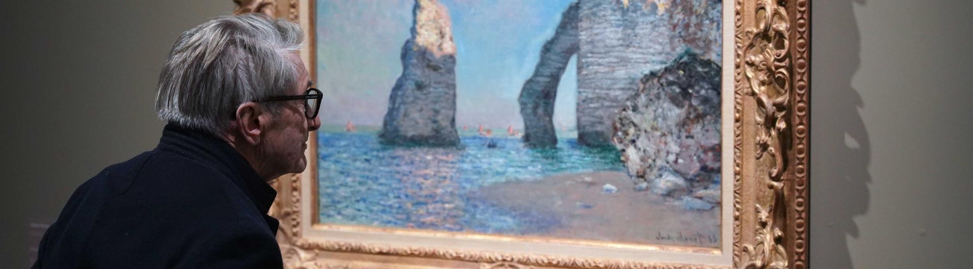 Visiteur dans l'exposition Etretat