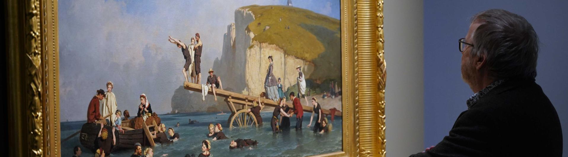 Visiteur dans l'exposition Etretat