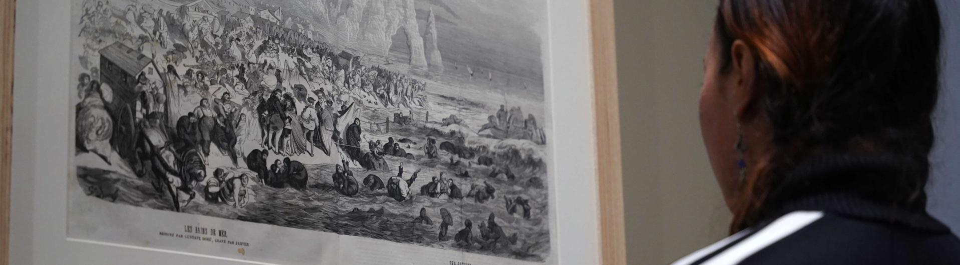 Visiteur dans l'exposition Etretat