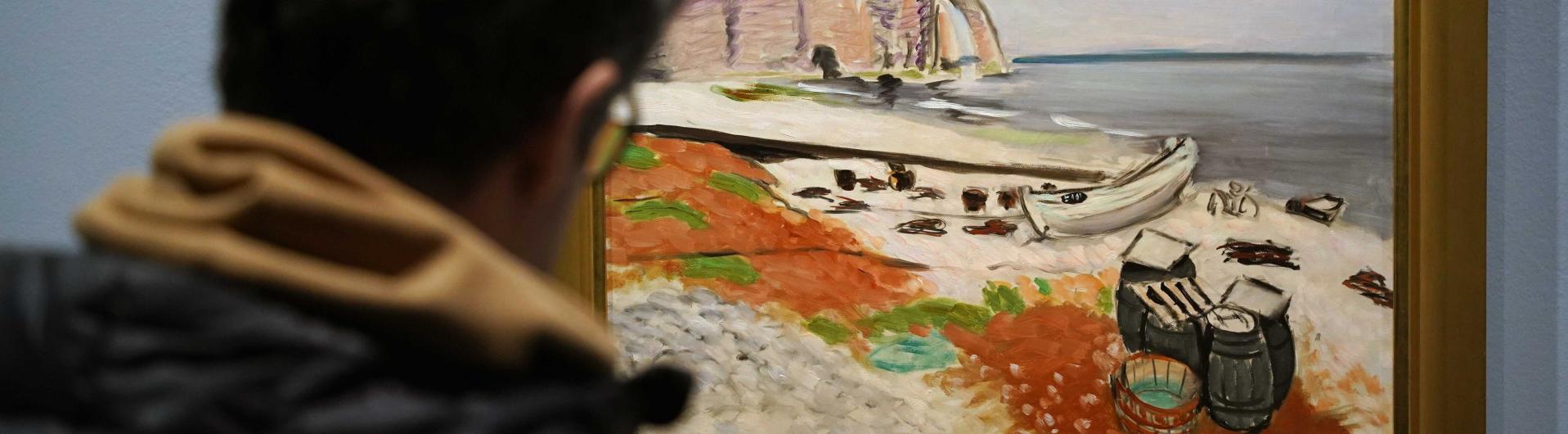 Visiteur dans l'exposition Etretat