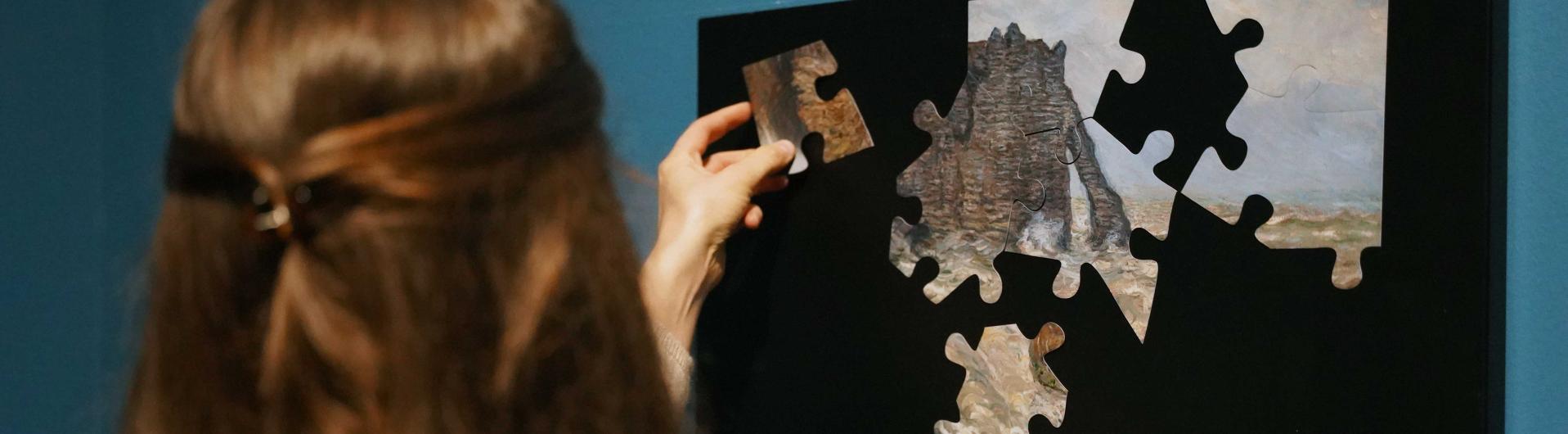 Famille dans l'exposition Etretat