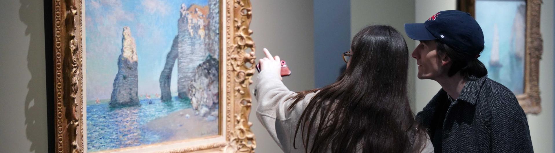 Visiteurs dans l'exposition Etretat