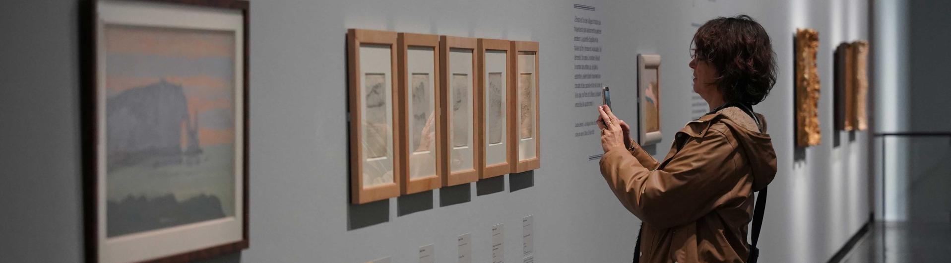 Vue de salle de l'exposition Etretat