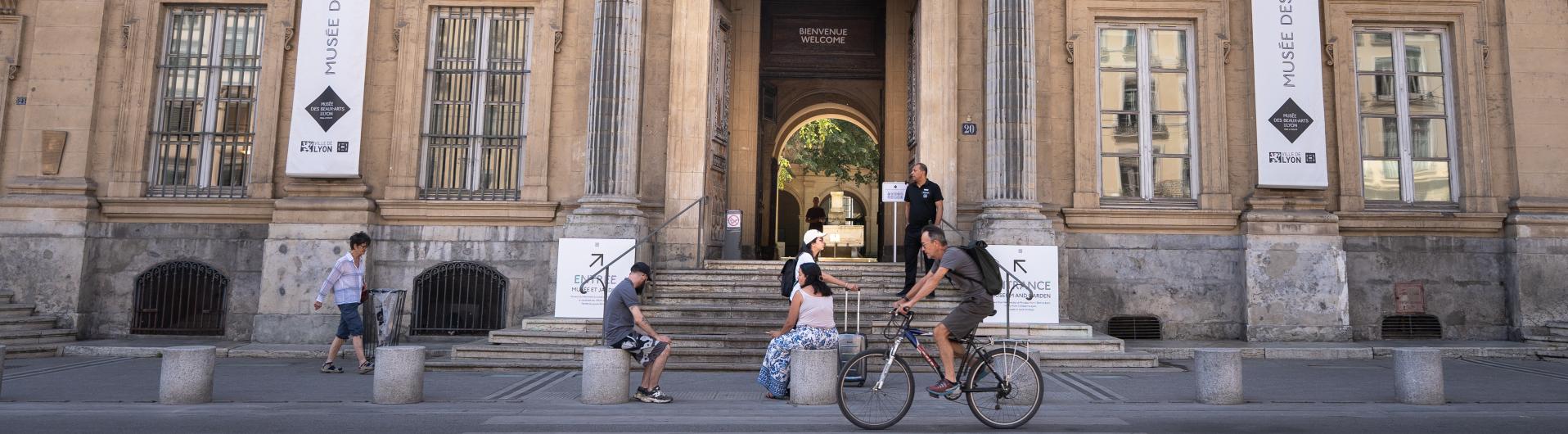 Façade de l'entrée au musée, avec des visiteurs devant. 