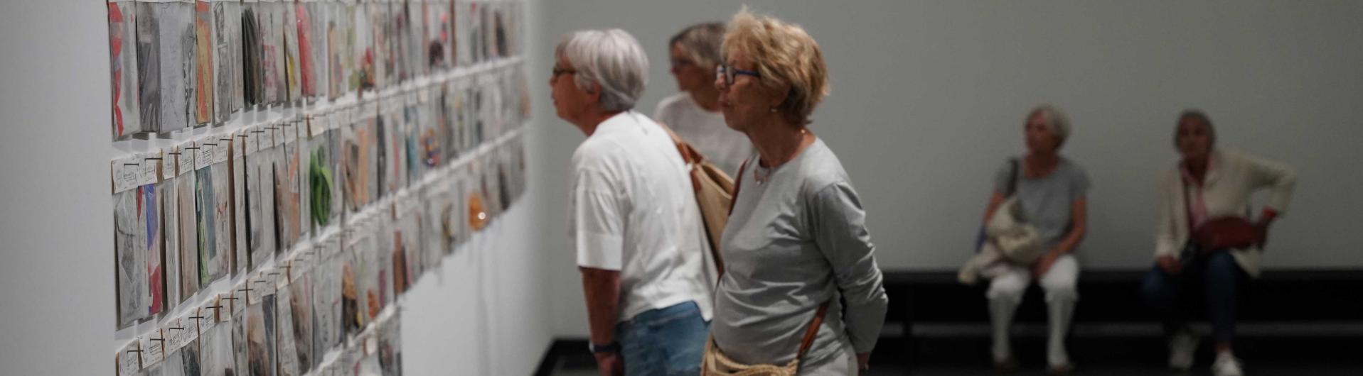 des-visiteurs-devant-loeuvre-de-fischer