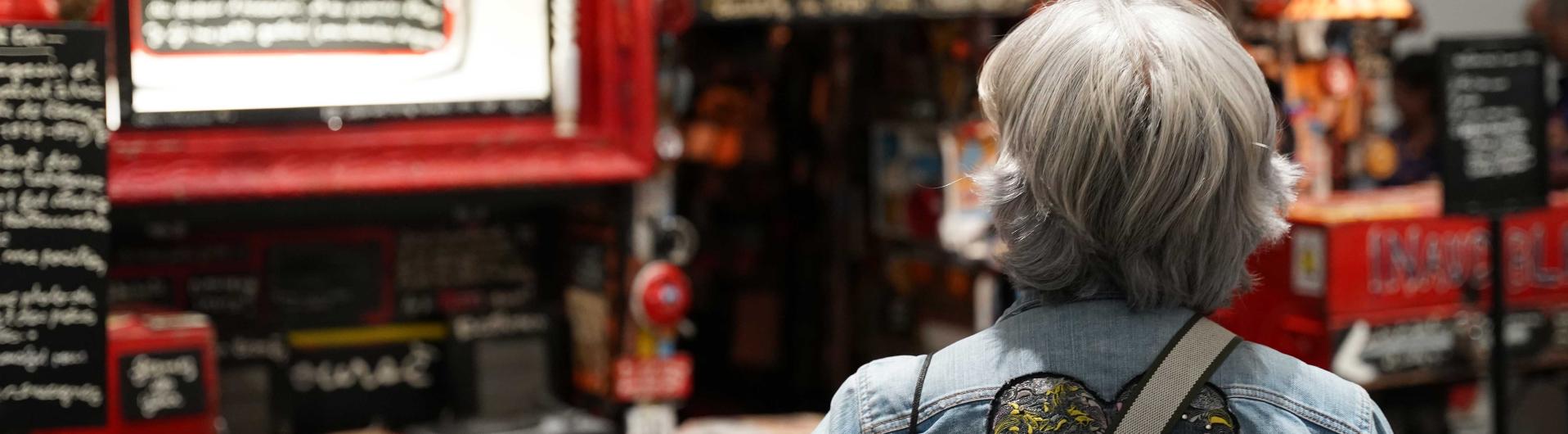 Un visiteur devant le magasin de Ben
