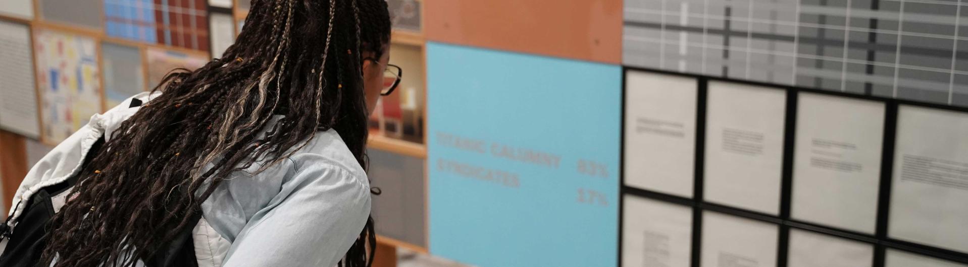 Visiteur devant les oeuvres d'Art & Language