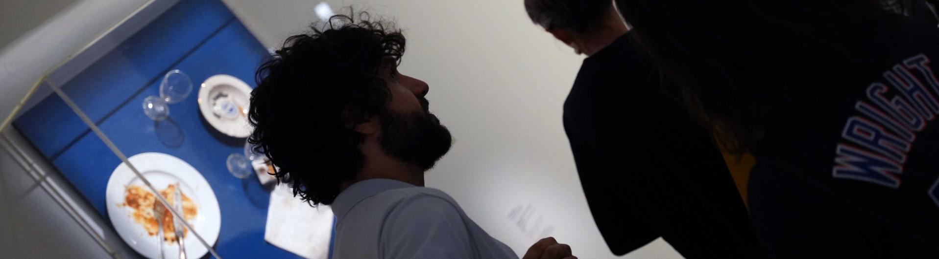 Visiteurs devant une oeuvre de Daniel Spoerri
