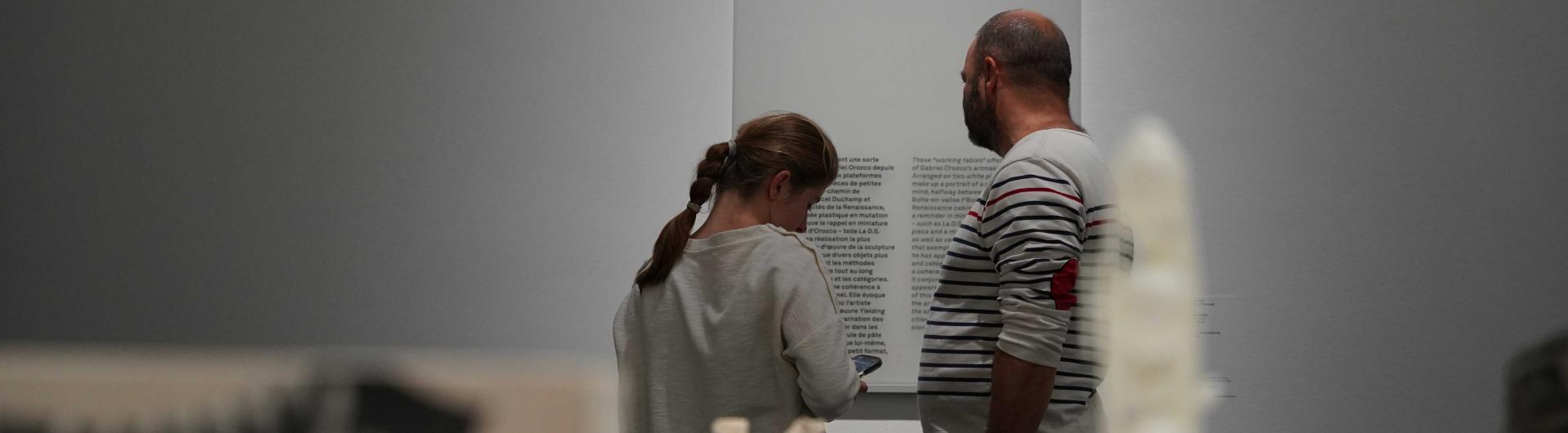 Visiteurs devant les oeuvres d'Orozco